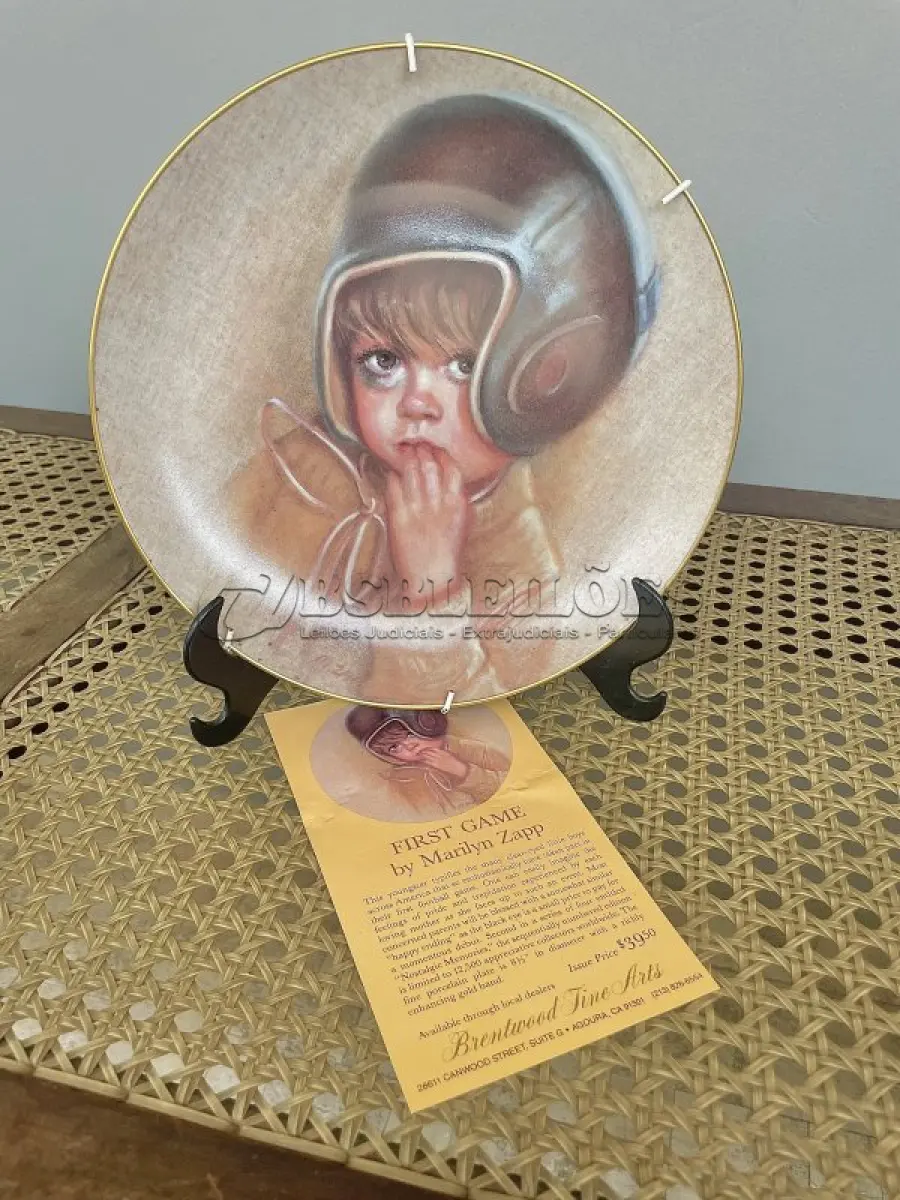 LOTE 289 - 01 PRATO DE COLECIONADOR "FAIRMONT PORCELAIN FIRST GAME" DE MARILYN ZAPP, VINTAGE DE 1983, "NOSTALGIC MEMORIES" SEGUNDA EDIÇÃO EDIÇÃO LIMITADA: 12.500 UNIDADES LANÇADAS APENAS 10.000 NOS EUA E 2,500 NO CANADA PELA EMPRESA BRENTWOOD FINE ARTS NA DÉCADA DE 80. PRATO DE NUMERO 226.EM EXCELENTE ESTADO, POSSUI A CAIXA ORIGINAL, DOCUMENTO. O SUPORTE DO PRATO NÃO ESTÁ INCLUÍDO. PEÇA COMPRADA EM GARAGEM DE ANTIGUIDADES NOS EUA. (NO ESTADO) ATENÇÃO! FAZER A VISITAÇÃO ANTES DE ARREMATAR, NÃO SABEMOS SE FUNCIONA, LEILÃO NÃO TEM GARANTIA E NEM DEVOLUÇÃO, SUJEITO A POSSÍVEIS AVARIAS VISÍVEIS/OCULTAS E/OU AUSÊNCIA DE COMPONENTES. 