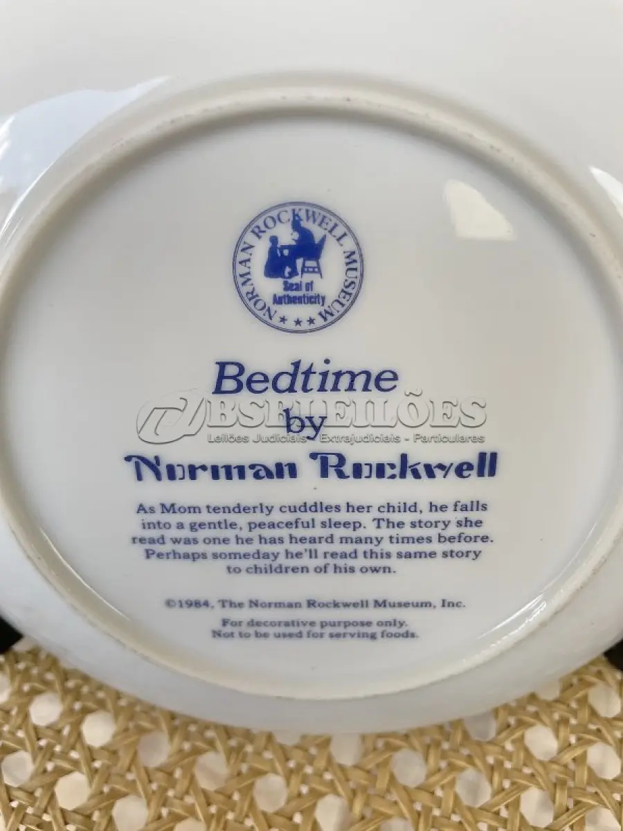 LOTE 175 - 01 PRATO DE COLECIONADOR INTITULADO "HORA DE DORMIR" É INSPIRADO NA OBRA DE NORMAN ROCKWELL E FAZ PARTE DA MARCA MUSEUM COLLECTIONS INC. APRESENTA UM DESIGN CHARMOSO QUE RETRATA A ROTINA DA HORA DE DORMIR DE UMA CRIANÇA, COM UM TOQUE VINTAGE QUE O TORNA PERFEITO PARA TODAS AS OCASIÕES. O PRATO TEM 16 CM DE DIÂMETRO. ESTE ITEM FOI FABRICADO NO JAPÃO DURANTE A DÉCADA DE 1980 E É UM ÓTIMO COMPLEMENTO PARA QUALQUER COLEÇÃO DE ITENS DECORATIVOS COLECIONÁVEIS. O TEMA DO PRATO É A HORA DE DORMIR, E É PERFEITO PARA QUEM APRECIA A CULTURA AMERICANA E ITENS VINTAGE. SUPORTE DO PRATO NÃO ESTÁ INCLUÍDO. ITEM COMPRADO EM GARAGENS DE ANTIGUIDADES NOS EUA. (NO ESTADO) ATENÇÃO! FAZER A VISITAÇÃO ANTES DE ARREMATAR, NÃO SABEMOS SE FUNCIONA, LEILÃO NÃO TEM GARANTIA E NEM DEVOLUÇÃO, SUJEITO A POSSÍVEIS AVARIAS VISÍVEIS/OCULTAS E/OU AUSÊNCIA DE COMPONENTES.