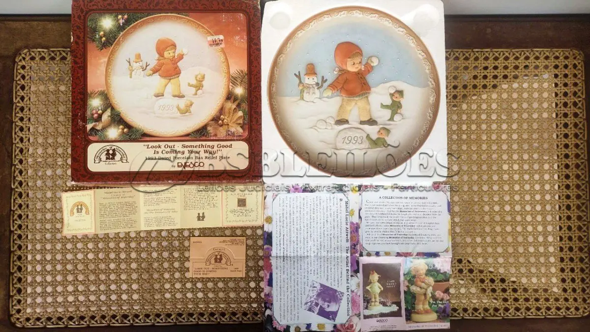 LOTE 116 - 01 LINDO PRATO ENESCO BAS RELIEF DE 1993 DA COLEÇÃO MABEL LUCIE ATWELL EM BAIXO RELEVO PINTADO A MÃO EDIÇÃO LIMITADA, COM UM TEMA DE NATAL, DESIGN MULTICOLORIDO E PADRÃO DECORATIVO. FEITO DE CERÂMICA NA INDONÉSIA, COM 21 CM DE DIÂMETRO  PEÇA VINTAGE DO FINAL DO SÉCULO XX. A MARCA ENESCO É CONHECIDA POR SEUS PRATOS DE COLECIONADOR, E ESTE ITEM EM PARTICULAR FAZ PARTE DA FRANQUIA MABEL LUCIE ATWELL, ITEM RARO COM TODOS OS DOCUMENTOS, COMPRADO EM GARAGEM DE ANTIGUIDADES NOS EUA.SUPORTE PARA PRATO NÃO INCLUÍDO NESTA VENDA. (NO ESTADO) ATENÇÃO! FAZER A VISITAÇÃO ANTES DE ARREMATAR, NÃO SABEMOS SE FUNCIONA, LEILÃO NÃO TEM GARANTIA E NEM DEVOLUÇÃO, SUJEITO A POSSÍVEIS AVARIAS VISÍVEIS/OCULTAS E/OU AUSÊNCIA DE COMPONENTES.