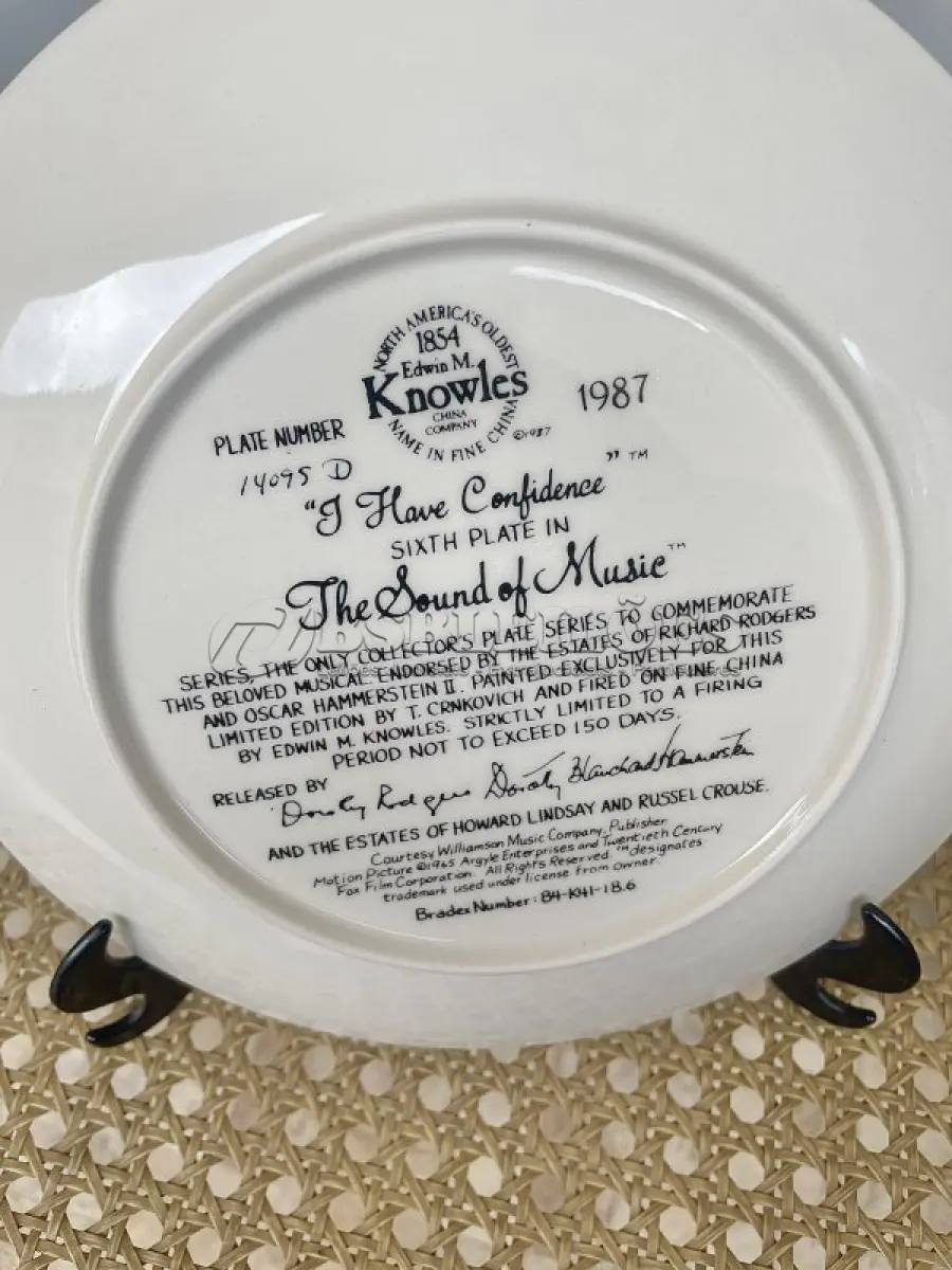 LOTE 275 - A NOVIÇA REBELDE (1949) - "I HAVE CONFIDENCE", 6ª PLACA COLECIONÁVEL DA SÉRIE DE PLACAS PARA COLECIONADORES EM HOMENAGEM A ESTE ADORADO MUSICAL. FEITO EM UMA EDIÇÃO ESTRITAMENTE LIMITADA A 150 DIAS DE QUEIMA NOS EUA. POR KNOWLES, O NOME MAIS ANTIGO DA AMÉRICA EM FINE PORCELANA CHINA ENDOSSADA PELOS ESPÓLIOS DE RICHARD RODGERS E OSCAR HAMMERSTEIN II. PINTADA EXCLUSIVAMENTE PARA ESTA EDIÇÃO LIMITADA POR T. CRNKOVICH E QUEIMADA EM PORCELANA FINA POR EDWIN M. KNOWLES. PLACA NÚMERO 14095 D, COM CERTIFICADO DE AUTENTICIDADE  E FOLHETOS DO MESMO  SEXTA GRAVURA DE A NOVIÇA REBELDE. ANO: 1987.NÚMERO BRADEX: 84-K41-18.6.ITEM COMPRADO EM GARAGEM DE ANTIGUIDADES NOS EUA. SUPORTE PARA PRATO NÃO INCLUÍDO NESTA VENDA. (NO ESTADO) ATENÇÃO! FAZER A VISITAÇÃO ANTES DE ARREMATAR, NÃO SABEMOS SE FUNCIONA, LEILÃO NÃO TEM GARANTIA E NEM DEVOLUÇÃO, SUJEITO A POSSÍVEIS AVARIAS VISÍVEIS/OCULTAS E/OU AUSÊNCIA DE COMPONENTES.
