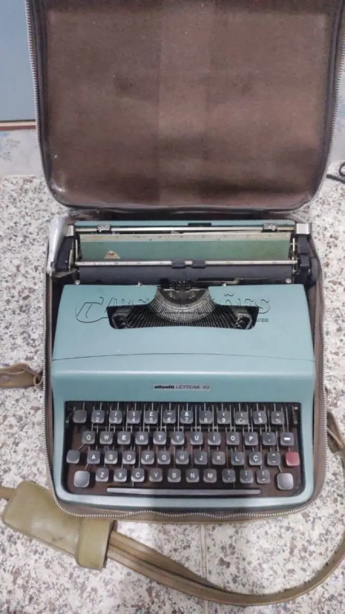 LOTE 436 - 01 MÁQUINA DE ESCREVER ANTIGA OLIVETT LETTERA 22. (NO ESTADO) ATENÇÃO! FAZER A VISITAÇÃO ANTES DE ARREMATAR, NÃO SABEMOS SE FUNCIONA, LEILÃO NÃO TEM GARANTIA E NEM DEVOLUÇÃO, SUJEITO A POSSÍVEIS AVARIAS VISÍVEIS/OCULTAS E/OU AUSÊNCIA DE COMPONENTES.