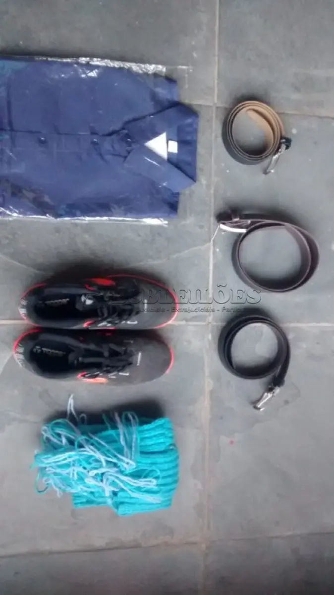 LOTE 375 - 01 LOTE COM CAMISA NOVA TAM, M CHUTEIRA NOVA CINTOS. (NO ESTADO) ATENÇÃO! FAZER A VISITAÇÃO ANTES DE ARREMATAR, NÃO SABEMOS SE FUNCIONA, LEILÃO NÃO TEM GARANTIA E NEM DEVOLUÇÃO, SUJEITO A POSSÍVEIS AVARIAS VISÍVEIS/OCULTAS E/OU AUSÊNCIA DE COMPONENTES.