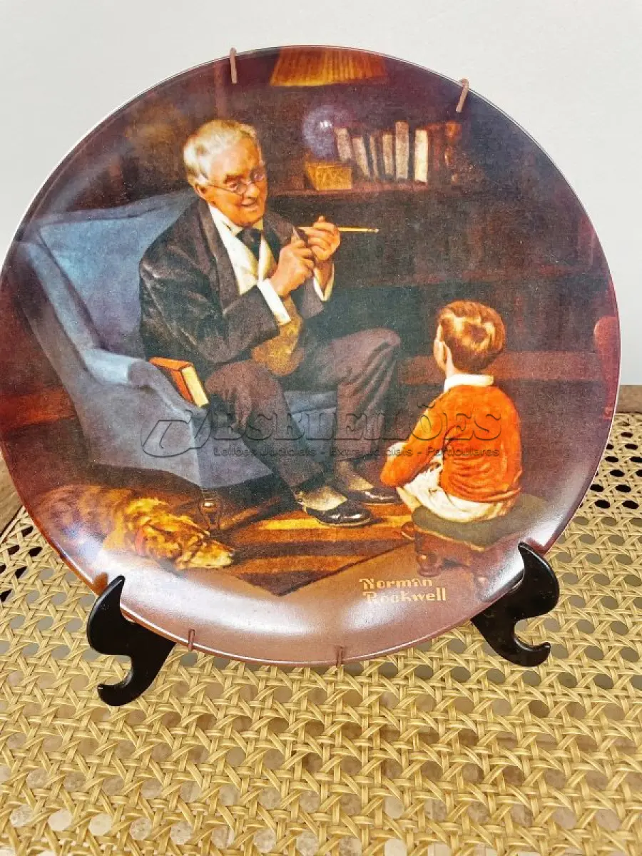 LOTE 269 - 01 PRATO VINTAGE NORMAN ROCKWELL EDIÇÃO LIMITADA "THE TYCOON"O MAGNATA" É NUMERADO U7789. CONFORME INDICADO NO VERSO, É "DA ÚNICA EDIÇÃO LIMITADA DE "THE TYCOON" DE NORMAN ROCKWELL. SEXTO NA COLEÇÃO ROCKWELL HERITAGE. FABRICADO EM UMA EDIÇÃO LIMITADA PERMANENTEMENTE FECHADA EM 1982 PELA KNOWLES E CERTIFICADO COMO UM VERDADEIRO CLÁSSICO ROCKWELL PELA ROCKWELL SOCIETY OF AMERICA. NÚMERO BRADEX DO PRATO: 84-R70-3.6. DIÂMETRO 8,5". ESTE PRATO DE COLECIONADOR É DA SÉRIE HERITAGE. UM PRESENTE PERFEITO PARA COLECIONADORES NORMAN ROCKWELL, PARA DECORAÇÃO CLÁSSICA. COM NOTA DE COMPRA EM, 21/04/1982 COM TODOS FOLHETOS DA ÉPOCA.ITEM COMPRADO EM GARAGEM DE ANTIGUIDADES NOS EUA. SUPORTE PARA PRATO NÃO INCLUÍDO NESTA VENDA. (NO ESTADO) ATENÇÃO! FAZER A VISITAÇÃO ANTES DE ARREMATAR, NÃO SABEMOS SE FUNCIONA, LEILÃO NÃO TEM GARANTIA E NEM DEVOLUÇÃO, SUJEITO A POSSÍVEIS AVARIAS VISÍVEIS/OCULTAS E/OU AUSÊNCIA DE COMPONENTES.