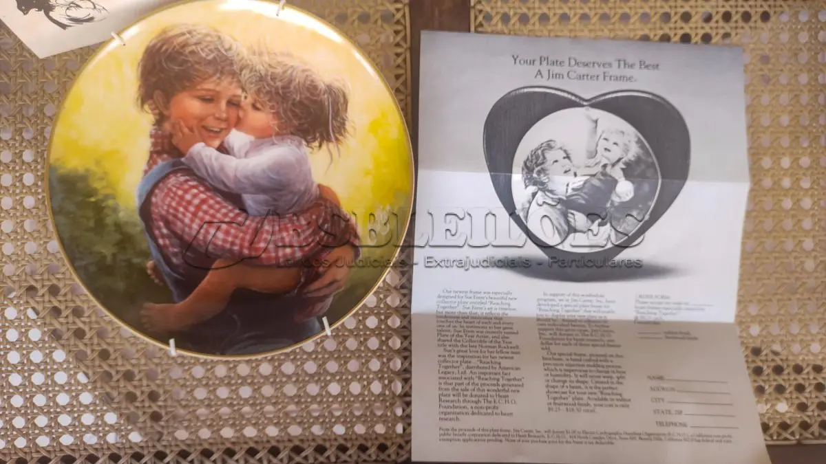 LOTE 139 - 01 LINDO PRATO DE COLECIONADOR DE SUE ETEM "LOVE IN YOUR HEART", ASSINADO À MÃO O PRATO TEM 21 CM É O Nº 5421 DE UMA EDIÇÃO LIMITADA DE 40.000 EXEMPLARES NO TOTAL DA AMERICAN LEGACY LTD. 1984 E RETRATA DUAS CRIANÇAS SE ABRAÇANDO. SUE ETEM É CONHECIDA POR SUAS BELAS REPRESENTAÇÕES DE CRIANÇAS EM CORES VIBRANTES E DIMENSÕES, E O PRATO É ASSINADO POR ELA NO VERSO, EM SUA CAIXA ORIGINAL. PEÇA COMPRADA EM GARAGEM DE ANTIGUIDADES NOS EUA. SUPORTE PARA PRATO NÃO INCLUÍDO NESTA VENDA. (NO ESTADO) ATENÇÃO! FAZER A VISITAÇÃO ANTES DE ARREMATAR, NÃO SABEMOS SE FUNCIONA, LEILÃO NÃO TEM GARANTIA E NEM DEVOLUÇÃO, SUJEITO A POSSÍVEIS AVARIAS VISÍVEIS/OCULTAS E/OU AUSÊNCIA DE COMPONENTES.