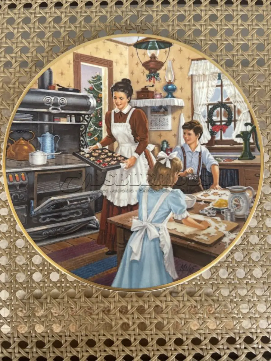 LOTE 302 - 01 PRATO COLECIONÁVEL KERN 1980 O NATAL DE ONTEM "MAKIG CHISTMAS GOODIES" EM PORTUGUES "FAZENDO GULOSEIMAS DE NATAL". EDIÇÃO LIMITADA Nº 67/5000. KERN COLLECTIBLES. FABRICADO NOS EUA. ESTE PRATO SE CHAMA MAKING CHRISTMAS COOKIES. DA SÉRIE CHRISTMAS OF YESTERDAY. NA CAIXA ORIGINAL COM CERTIFICADO "CHRISTMAS CALL" DO ARTISTA MARVIN NYE, ANO 1980, NA CAIXA ORIGINAL, COLEÇÃO KERN,PEÇA COMPRADA EM GARAGEM DE ANTIGUIDADES NOS EUA. SUPORTE PARA PRATO NÃO INCLUÍDO NESTA VENDA. (NO ESTADO) ATENÇÃO! FAZER A VISITAÇÃO ANTES DE ARREMATAR, NÃO SABEMOS SE FUNCIONA, LEILÃO NÃO TEM GARANTIA E NEM DEVOLUÇÃO, SUJEITO A POSSÍVEIS AVARIAS VISÍVEIS/OCULTAS E/OU AUSÊNCIA DE COMPONENTES.
