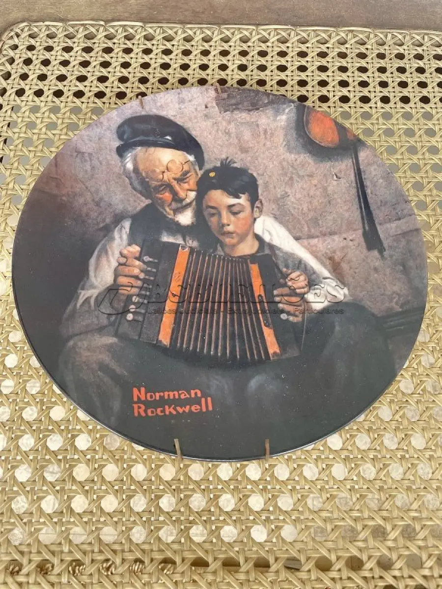 LOTE 272 - 01 RARO PRATO VINTAGE DE COLECIONADOR APRESENTA A ICÔNICA PINTURA DE NORMAN ROCKWELL, "THE MUSIC MAKER". COM 21 CM DE DIÂMETRO, E É FEITO DE PORCELANA. O PRATO FAZ PARTE DA FRANQUIA "KNOWLES" DE EDIÇÃO LIMITADA E PERTENCE À LINHA DE PRODUTOS "EARLY AMERICAN PRESCUT/EAPC".O PRATO É DECORADO COM UM PADRÃO RÚSTICO E APRESENTA UMA IMAGEM COLORIDA DE UM HOMEM TOCANDO UM INSTRUMENTO MUSICAL. FOI PRODUZIDO COM A TÉCNICA DE CERÂMICA E FABRICADO NOS ESTADOS UNIDOS NO FINAL DO SÉCULO XX (1970-1999). ESTE PRATO DECORATIVO É PERFEITO PARA TODAS AS OCASIÕES E SERIA UM ÓTIMO COMPLEMENTO PARA QUALQUER COLEÇÃO. NÚMERO DA PLACA: 23765AP.COMPRADAS EM LOJAS DE ANTIGUIDADES DOS EUA NA DATA DE 13/05/1981.COM NOTA DE COMPRA DA EPOCA E TODOS OS DOCUMENTOS INCLUSOS.O SUPORTE DO PRATO NÃO ESTÁ INCLUÍDO. (NO ESTADO) ATENÇÃO! FAZER A VISITAÇÃO ANTES DE ARREMATAR, NÃO SABEMOS SE FUNCIONA, LEILÃO NÃO TEM GARANTIA E NEM DEVOLUÇÃO, SUJEITO A POSSÍVEIS AVARIAS VISÍVEIS/OCULTAS E/OU AUSÊNCIA DE COMPONENTES.