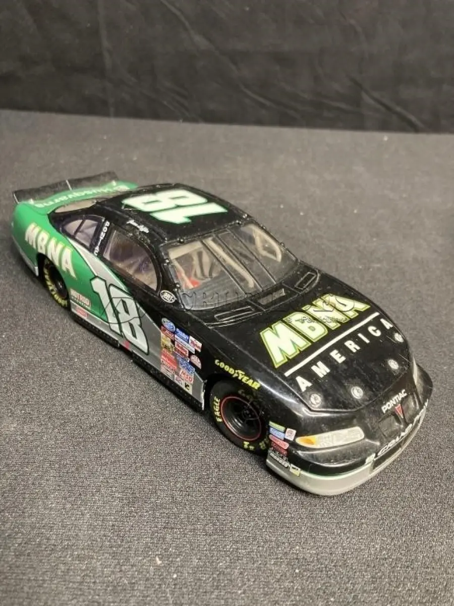 LOTE 166 - 2000 JASON LEFFLER #18 ROOKIE MBNA PONTIAC GRAND PRIX 1/24 AÇÃO NASCAR DIECAST. (NO ESTADO) ATENÇÃO! FAZER A VISITAÇÃO ANTES DE ARREMATAR, NÃO SABEMOS SE FUNCIONA, LEILÃO NÃO TEM GARANTIA E NEM DEVOLUÇÃO, SUJEITO A POSSÍVEIS AVARIAS VISÍVEIS/OCULTAS E/OU AUSÊNCIA DE COMPONENTES.