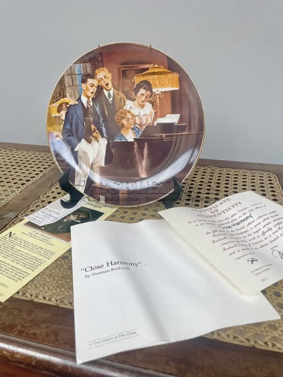 LOTE 273 - 01 PRATO DE COLECIONADOR VINTAGE KNOWLES NORMAN ROCKWELL -CLOSE HARMONY NUMERADA CERTIFICADO DE AUTENTICIDADE. "CLOSE HARMONY" DE NORMAN ROCKWELL, THE ROCKWELL LIGHT CAMPAIGN SERIES COLLECTION, DA EDWIN M KNOWLES CHINA CO., COLLECTOR PLATE. COM CERTIFICADO DE AUTENTICIDADE E CAIXA ORIGINAL E FOLHETOS E NOTA DE COMPRA DATADA EM 21/08/1984. ESTE É UM ITEM VINTAGE MUITO BONITO. PRATO DE  NÚMERO 5722 D. DA ÚNICA EDIÇÃO LIMITADA DE "CLOSE HARMONY" DE NORMAN ROCKWELL. QUINTO NA COLEÇÃO ROCKWELL ROCKWELL'S LIGHT CAMPAIGN SERIES. FEITO EM UMA EDIÇÃO ESTRITAMENTE LIMITADA A CENTO E CINQUENTA DIAS DE DISPARO E CERTIFICADO COMO UM "VERDADEIRO CLÁSSICO ROCKWELL" PELA THE ROCKWELL SOCIETY OF AMERICA.1986 TODOS OS DIREITOS RESERVADOS. EMITIDO COM A COOPERAÇÃO DA GENERAL ELECTRIC COMPANY (SELO) O NOME, MAIS ANTIGO DA AMÉRICA 1854 EDWIN M KNOWLES, EM PORCELANA FINA NEWELL VIRGINIA EUA.SELO CORPORATIVO, OFICIAL DA ROCKWELL SOCIETY OF AMERICA..COMPRADAS EM LOJAS DE ANTIGUIDADES DOS EUA.O SUPORTE DO PRATO NÃO ESTÁ INCLUÍDO. (NO ESTADO) ATENÇÃO! FAZER A VISITAÇÃO ANTES DE ARREMATAR, NÃO SABEMOS SE FUNCIONA, LEILÃO NÃO TEM GARANTIA E NEM DEVOLUÇÃO, SUJEITO A POSSÍVEIS AVARIAS VISÍVEIS/OCULTAS E/OU AUSÊNCIA DE COMPONENTES.