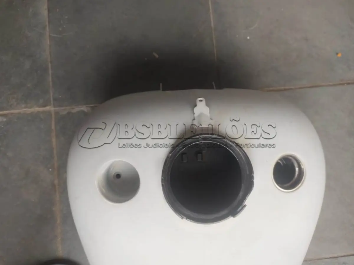 LOTE 393 - 01 TANQUE DE MOTO ROAD KING. (NO ESTADO) ATENÇÃO! FAZER A VISITAÇÃO ANTES DE ARREMATAR, NÃO SABEMOS SE FUNCIONA, LEILÃO NÃO TEM GARANTIA E NEM DEVOLUÇÃO, SUJEITO A POSSÍVEIS AVARIAS VISÍVEIS/OCULTAS E/OU AUSÊNCIA DE COMPONENTES.