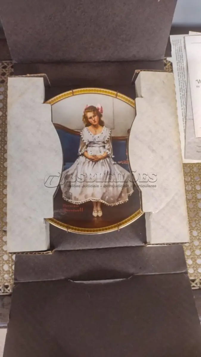 LOTE 193 - 01 RARO  PRATO VINTAGE DE COLECIONADOR DA BRADFORD EXCHANGE APRESENTA A ICÔNICA PINTURA DE NORMAN ROCKWELL "ESPERANDO NO BAILE". ESTÁ COM CERTIFICADO DE AUTENTICIDADE NOTAS DE COMPRAS DA ÉPOCA DATADA EM 12/07/1982 O PRATO TEM 21 CM DE DIÂMETRO E É FEITO DE PORCELANA COM UM DESIGN MULTICOLORIDO. FAZ PARTE DA COLEÇÃO MULHERES REDESCOBERTAS DE ROCKWELL E É UMA EDIÇÃO LIMITADA E NUMERADA.O PRATO FOI PRODUZIDO NO FINAL DO SÉCULO XX UTILIZANDO O ESTILO E A TÉCNICA DE PRODUÇÃO DE CERÂMICA ARTÍSTICA. FOI FABRICADO NOS ESTADOS UNIDOS E É UM COMPLEMENTO PERFEITO PARA QUALQUER COLEÇÃO DE PRATOS DECORATIVOS DE COLECIONADOR. O PRATO ESTÁ EM EXCELENTE ESTADO E SERIA UM ÓTIMO PRESENTE PARA QUALQUER FÃ DE NORMAN ROCKWELL OU DE PRATOS DE COLECIONADOR. O SUPORTE DO PRATO NÃO ESTÁ INCLUÍDO. (NO ESTADO) ATENÇÃO! FAZER A VISITAÇÃO ANTES DE ARREMATAR, NÃO SABEMOS SE FUNCIONA, LEILÃO NÃO TEM GARANTIA E NEM DEVOLUÇÃO, SUJEITO A POSSÍVEIS AVARIAS VISÍVEIS/OCULTAS E/OU AUSÊNCIA DE COMPONENTES.