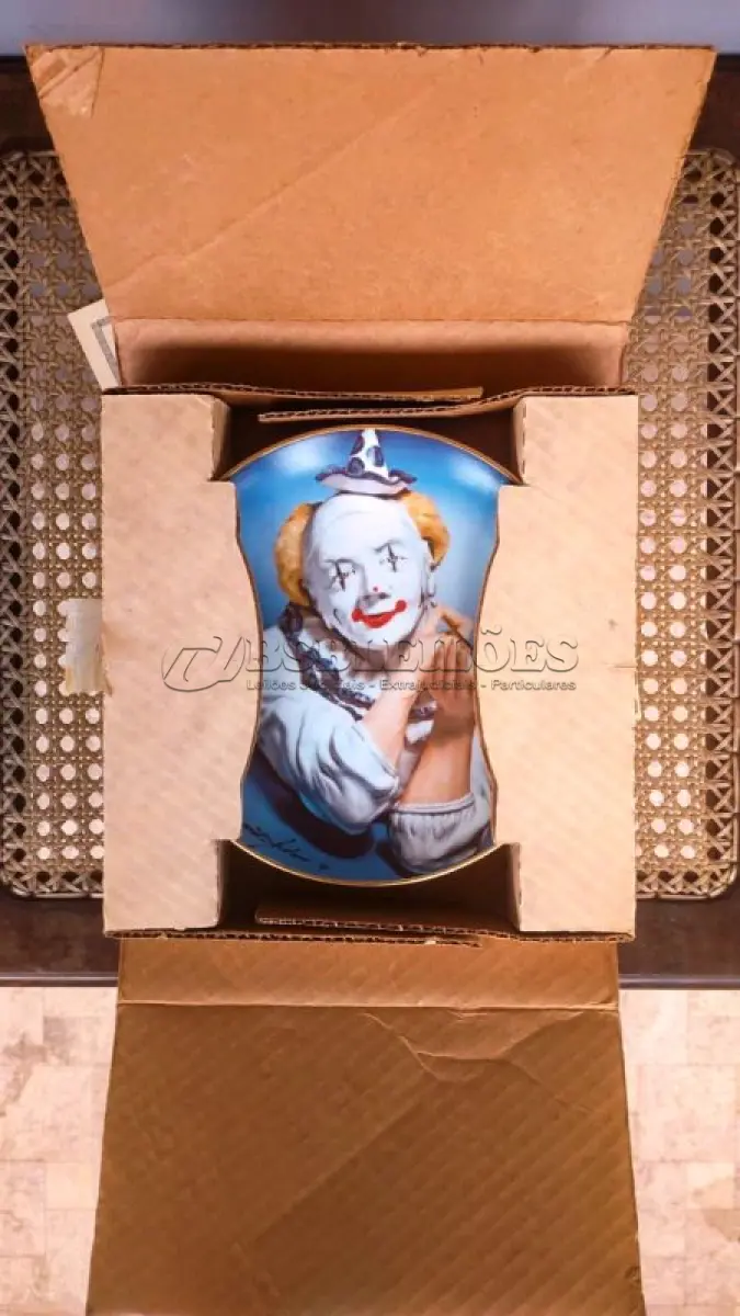 LOTE 327 - 01 PRATO DE EDWARD J. ROHN CASA DA MOEDA DE CARSON "WHITE-FALDED CLOWN" DA CARSON MINT. PRIMEIRO PRATO DA SÉRIE "BIG TOP", EM PORTUGUES "A ROSTO BRANCO".1981, COM DIÂMETRO DE 21,5 CM, PERFEITO, COM CAIXA ORIGINAL E CERTIFICADO DE AUTENTICIDADE VENDAS DESSE PRATO DOI DE APENAS 60 DIAS NOS EUA E LOGO EM SEGUIDA FECHADA AS VENAS ITEM RARO.PEÇA COMPRADA EM GARAGEM DE ANTIGUIDADES NOS EUA. “SUPORTE PARA PRATO NÃO INCLUÍDO NESTA VENDA.” . (NO ESTADO) ATENÇÃO! FAZER A VISITAÇÃO ANTES DE ARREMATAR, NÃO SABEMOS SE FUNCIONA, LEILÃO NÃO TEM GARANTIA E NEM DEVOLUÇÃO, SUJEITO A POSSÍVEIS AVARIAS VISÍVEIS/OCULTAS E/OU AUSÊNCIA DE COMPONENTES.
