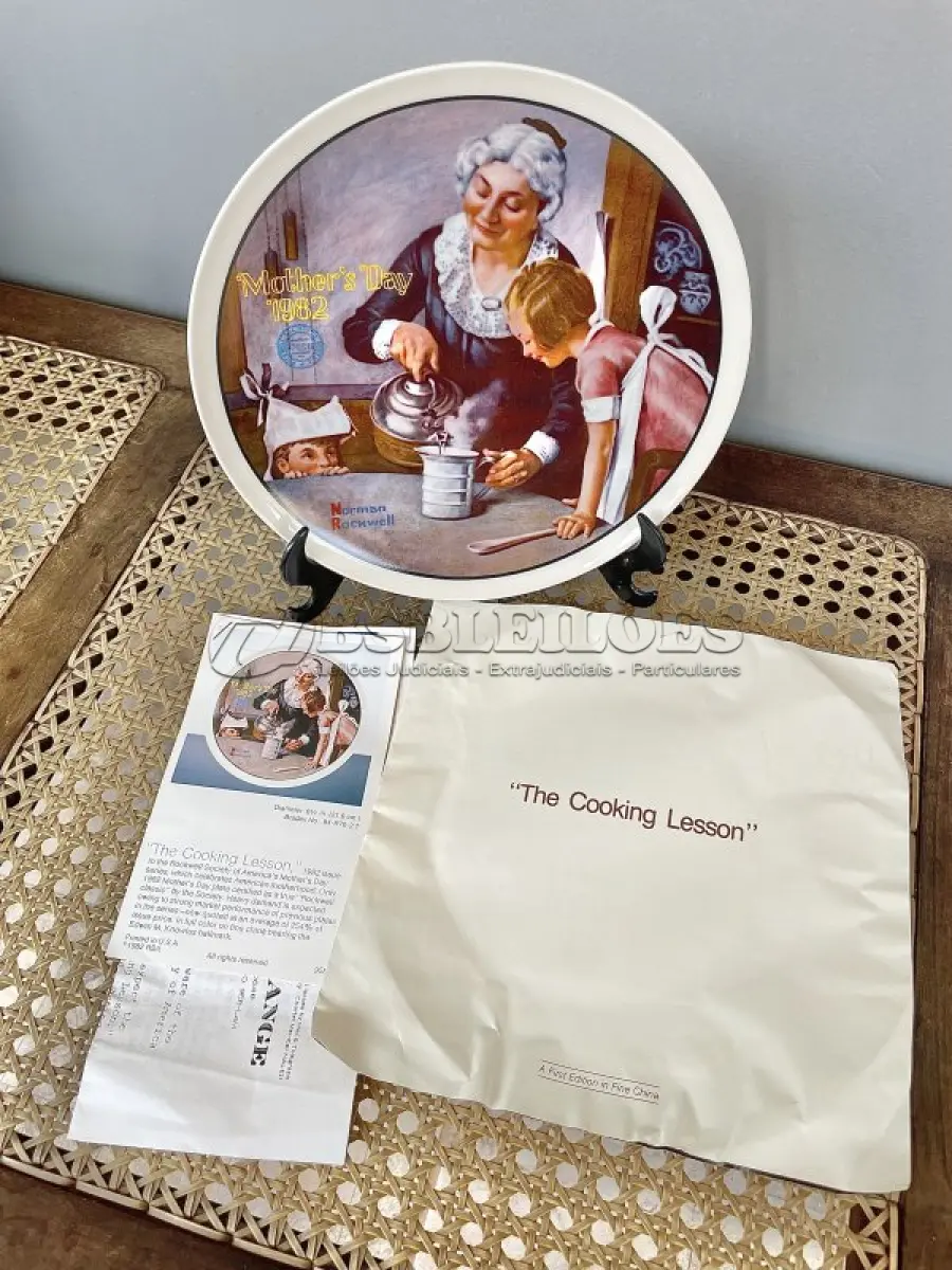 LOTE 161 - 01 PRATO DE NORMAN ROCKWELL PARA O DIA DAS MÃES DE 1982, "THE COOKING LESSON", DA PORCELANA FINA KNOWLES. O NÚMERO DO PRATO É 13025N , DA PRIMEIRA EDIÇÃO LIMITADA. O SÉTIMO DE UMA SÉRIE ANUAL PARA O DIA DAS MÃES. CERTIFICADO PELA ROCKWELL SOCIETY OF AMERICA. ESTE PRATO É UMA EDIÇÃO LIMITADA, PERMANENTEMENTE FECHADA, FEITA EM 7 DE MAIO DE 1982 PELA KNOWLES, A MARCA MAIS ANTIGA DA AMÉRICA EM PORCELANA FINA. O PRATO MEDE 21,8 CM DE DIÂMETRO E ESTÁ EM ÓTIMO ESTADO ITEM COMPRADO EM 2/10/1982 COM CERTIFICADO DE AUTENTICIDADE NOTAS E DOCUMENTOS DE COMPRA.  ITEM COMPRADO EM GARAGENS DE ANTIGUIDADES NOS EUA.SUPORTE PARA PRATO NÃO INCLUÍDO NESTA VENDA. (NO ESTADO) ATENÇÃO! FAZER A VISITAÇÃO ANTES DE ARREMATAR, NÃO SABEMOS SE FUNCIONA, LEILÃO NÃO TEM GARANTIA E NEM DEVOLUÇÃO, SUJEITO A POSSÍVEIS AVARIAS VISÍVEIS/OCULTAS E/OU AUSÊNCIA DE COMPONENTES.
