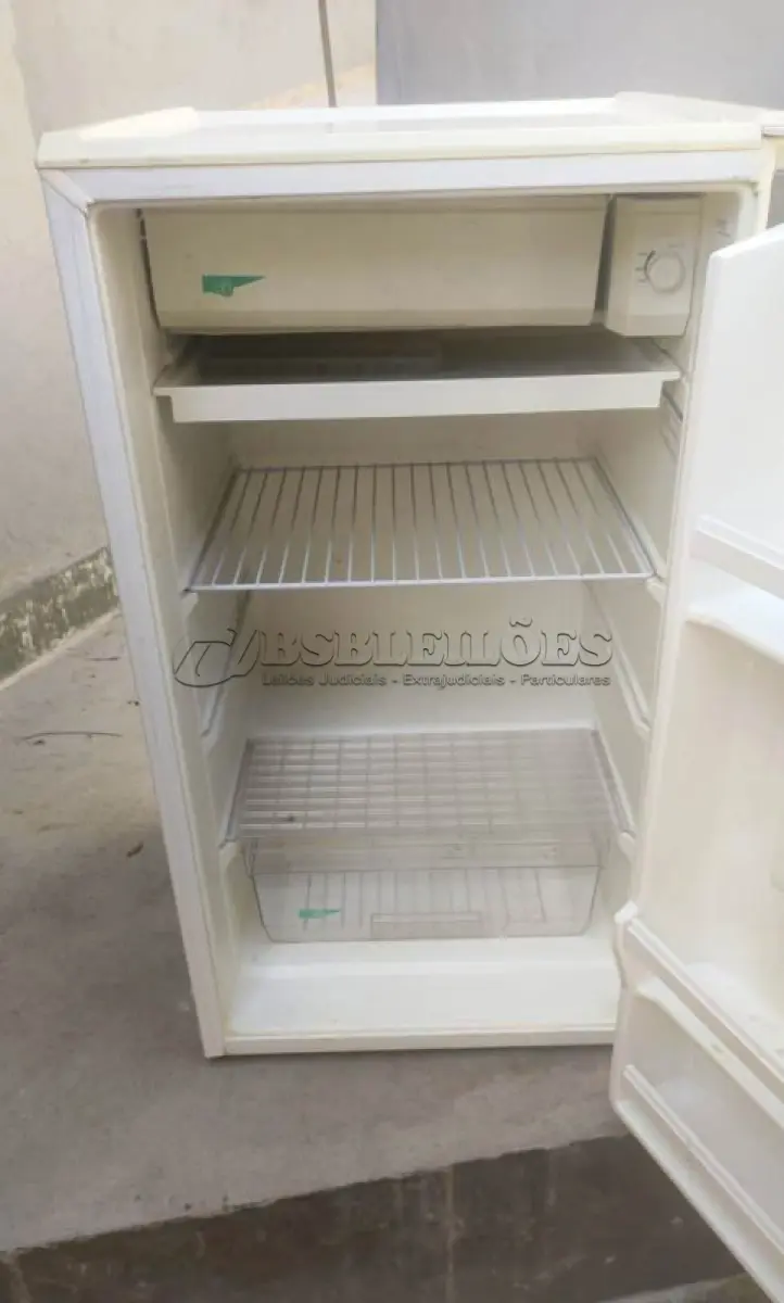 LOTE 353 - 01 FRIGOBAR CÔNSUL FUNCIONANDO PERFEITAMENTE MODELO COMPACTO 120. 84 CM DE ALT,48 LARGURA,51 PROFUNDIDADE. (NO ESTADO) ATENÇÃO! FAZER A VISITAÇÃO ANTES DE ARREMATAR, NÃO SABEMOS SE FUNCIONA, LEILÃO NÃO TEM GARANTIA E NEM DEVOLUÇÃO, SUJEITO A POSSÍVEIS AVARIAS VISÍVEIS/OCULTAS E/OU AUSÊNCIA DE COMPONENTES.