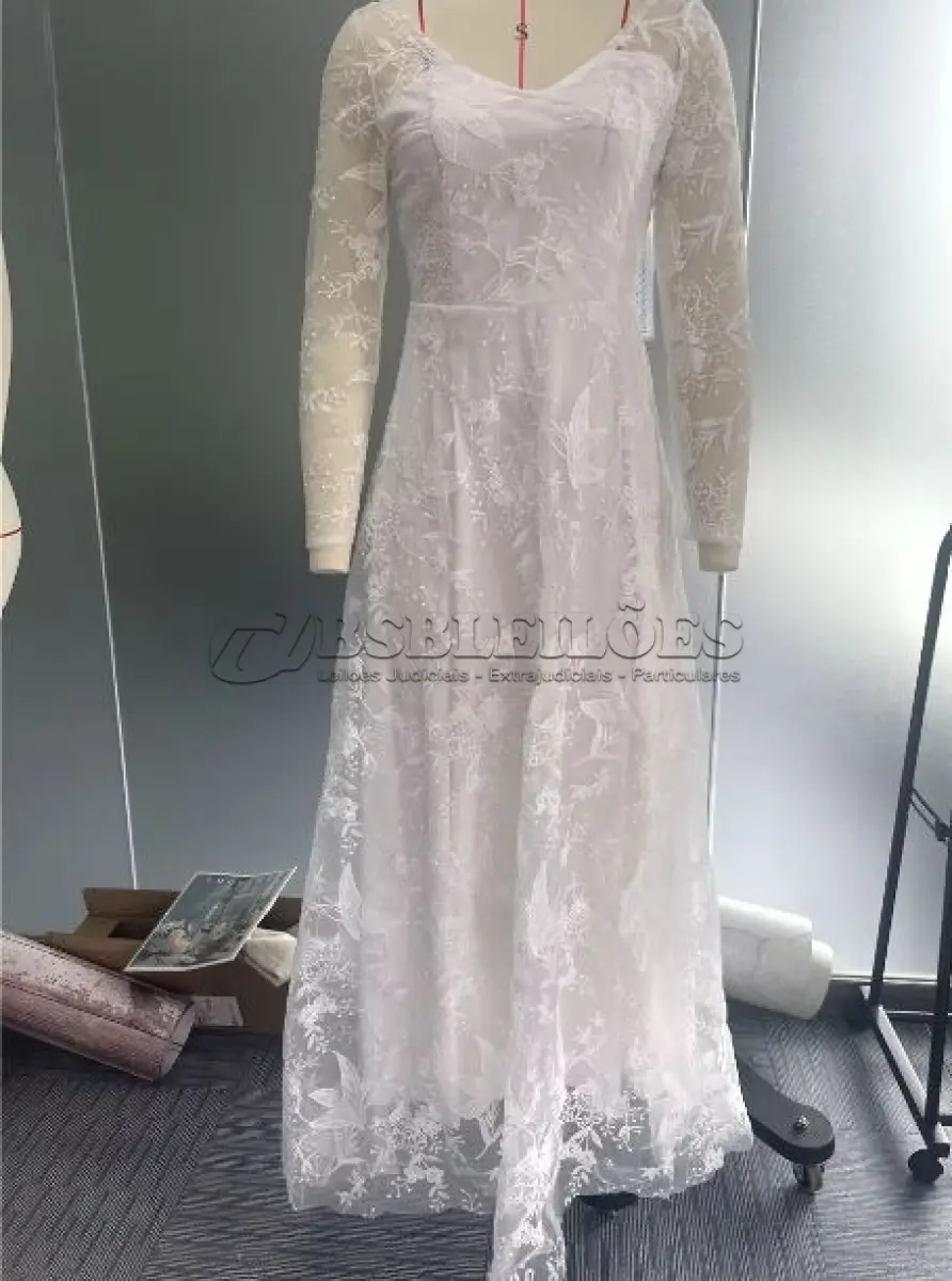 LOTE 119 - 01 VESTIDO DE FESTA DE MANGA LONGA PERSPECTIVA DE COR SÓLIDA CIVIL BRANCO. (NO ESTADO) ATENÇÃO! FAZER A VISITAÇÃO ANTES DE ARREMATAR, NÃO SABEMOS SE FUNCIONA, LEILÃO NÃO TEM GARANTIA E NEM DEVOLUÇÃO, SUJEITO A POSSÍVEIS AVARIAS VISÍVEIS/OCULTAS E/OU AUSÊNCIA DE COMPONENTES.