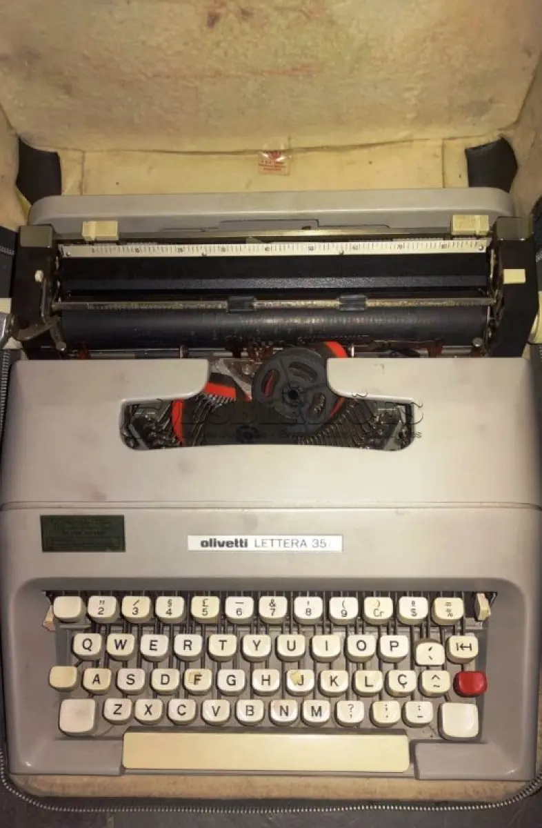 LOTE 428 - MÁQUINA DE ESCREVER ANTIGA OLIVETT LETTERA 35. (NO ESTADO) ATENÇÃO! FAZER A VISITAÇÃO ANTES DE ARREMATAR, NÃO SABEMOS SE FUNCIONA, LEILÃO NÃO TEM GARANTIA E NEM DEVOLUÇÃO, SUJEITO A POSSÍVEIS AVARIAS VISÍVEIS/OCULTAS E/OU AUSÊNCIA DE COMPONENTES.