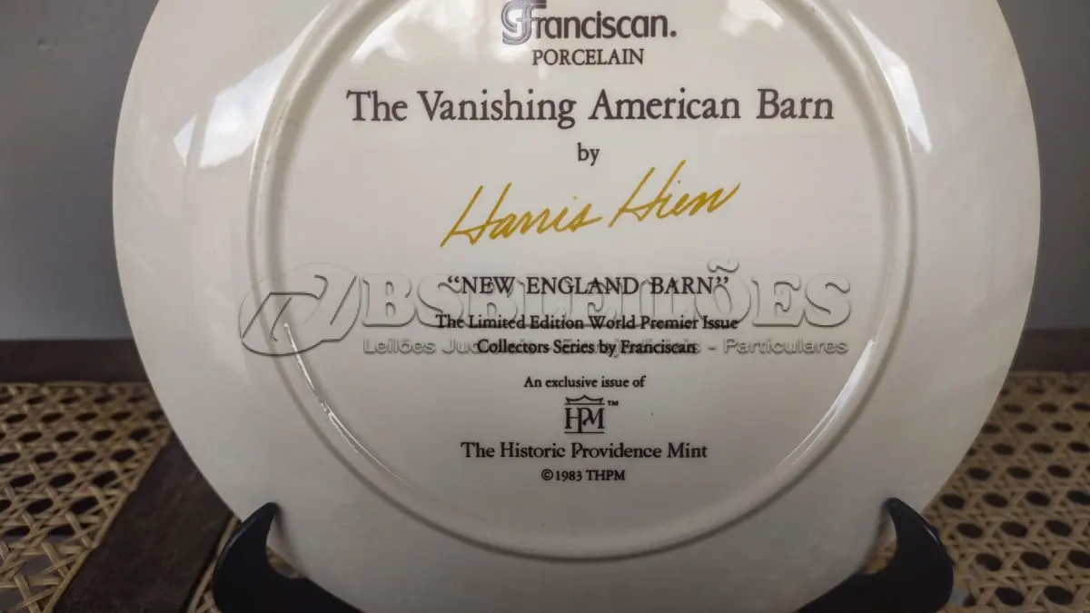 LOTE 181 - 01 RARO PRATO PORCELANA FRANCISCANA DA HISTORIC PROVIDENCE MINT WORLD PREMIER FIRST EDITION, DE 1983, DA SÉRIE THE VANISHING AMERICAN BARN, DA HARRIS HIEN, A SEGUNDA EDIÇÃO DA SÉRIE, INTITULADA "THE LOG BARN", NEW "ENGLAND BARN". O PRATO APRESENTA UMA REPRESENTAÇÃO ÚNICA, DETALHADA E COLORIDA DE UM TIPO DE CELEIRO AMERICANO, SITUADO EM UM CENÁRIO DE FAZENDA DE DIFERENTES REGIÕES DO PAÍS, COM DETALHES DOURADOS NA BORDA. ESTAMPADAS NA PARTE INFERIOR COM O NOME DA SÉRIE, TÍTULO, ASSINATURA IMPRESSA DO ARTISTA E A MARCA THE HISTORIC PROVIDENCE MINT, E MEDEM APROXIMADAMENTE 21,8 CM DE DIÂMETRO. EM EXCELENTE ESTADO, POSSUI A CAIXA ORIGINAL E OS DOCUMENTOS.O SUPORTE DO PRATO NÃO ESTÁ INCLUÍDO. (NO ESTADO) ATENÇÃO! FAZER A VISITAÇÃO ANTES DE ARREMATAR, NÃO SABEMOS SE FUNCIONA, LEILÃO NÃO TEM GARANTIA E NEM DEVOLUÇÃO, SUJEITO A POSSÍVEIS AVARIAS VISÍVEIS/OCULTAS E/OU AUSÊNCIA DE COMPONENTES.