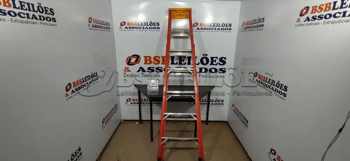 LOTE 101 - 01 ESCADA DE FIBRA COM 06 DEGRAUS DE ALUMÍNIO.  (NO ESTADO) ATENÇÃO! FAZER A VISITAÇÃO ANTES DE ARREMATAR, NÃO SABEMOS SE FUNCIONA. LEILÃO NÃO TEM GARANTIA E NEM DEVOLUÇÃO, SUJEITO A POSSÍVEIS AVARIAS VISÍVEIS/OCULTAS E/OU AUSÊNCIA DE COMPONENTES.