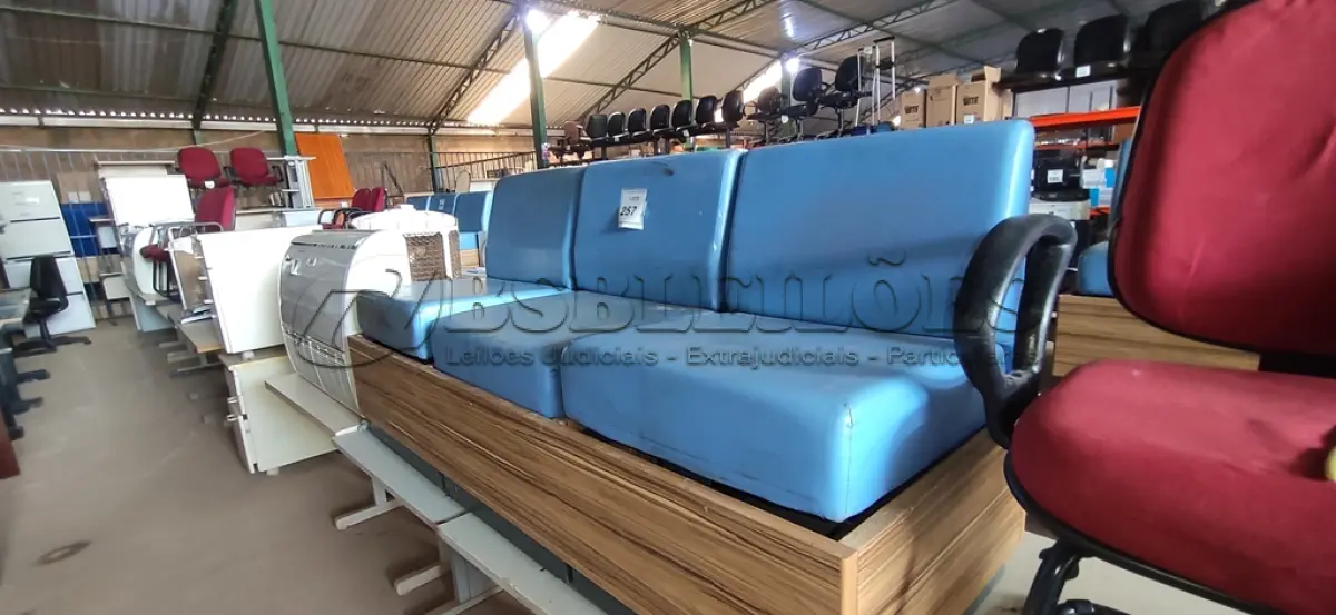 LOTE 257 - 01 SOFÁ DE ESPERA COM 03 LUGARES.  (NO ESTADO) ATENÇÃO! FAZER A VISITAÇÃO ANTES DE ARREMATAR, NÃO SABEMOS SE FUNCIONA. LEILÃO NÃO TEM GARANTIA E NEM DEVOLUÇÃO, SUJEITO A POSSÍVEIS AVARIAS VISÍVEIS/OCULTAS E/OU AUSÊNCIA DE COMPONENTES.