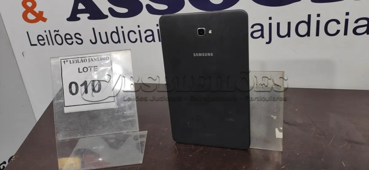 LOTE 010 - 01 TABLET SEM CARREGADOR MARCA SAMSUNG.  (NO ESTADO) ATENÇÃO! FAZER A VISITAÇÃO ANTES DE ARREMATAR, NÃO SABEMOS SE FUNCIONA. LEILÃO NÃO TEM GARANTIA E NEM DEVOLUÇÃO, SUJEITO A POSSÍVEIS AVARIAS VISÍVEIS/OCULTAS E/OU AUSÊNCIA DE COMPONENTES.