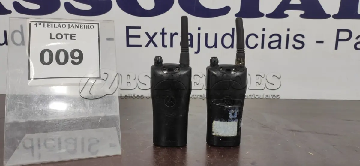 LOTE 009 - 02 RÁDIOS COMUNICADORES SEM CARREGADOR MARCA MOTOROLA.  (NO ESTADO) ATENÇÃO! FAZER A VISITAÇÃO ANTES DE ARREMATAR, NÃO SABEMOS SE FUNCIONA. LEILÃO NÃO TEM GARANTIA E NEM DEVOLUÇÃO, SUJEITO A POSSÍVEIS AVARIAS VISÍVEIS/OCULTAS E/OU AUSÊNCIA DE COMPONENTES.
