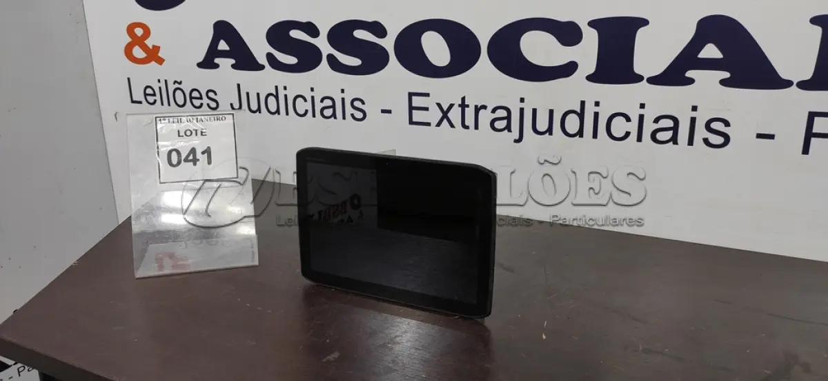 LOTE 041 - 01 TABLET SEM CARREGADOR MARCA MOTOROLA.  (NO ESTADO) ATENÇÃO! FAZER A VISITAÇÃO ANTES DE ARREMATAR, NÃO SABEMOS SE FUNCIONA. LEILÃO NÃO TEM GARANTIA E NEM DEVOLUÇÃO, SUJEITO A POSSÍVEIS AVARIAS VISÍVEIS/OCULTAS E/OU AUSÊNCIA DE COMPONENTES.