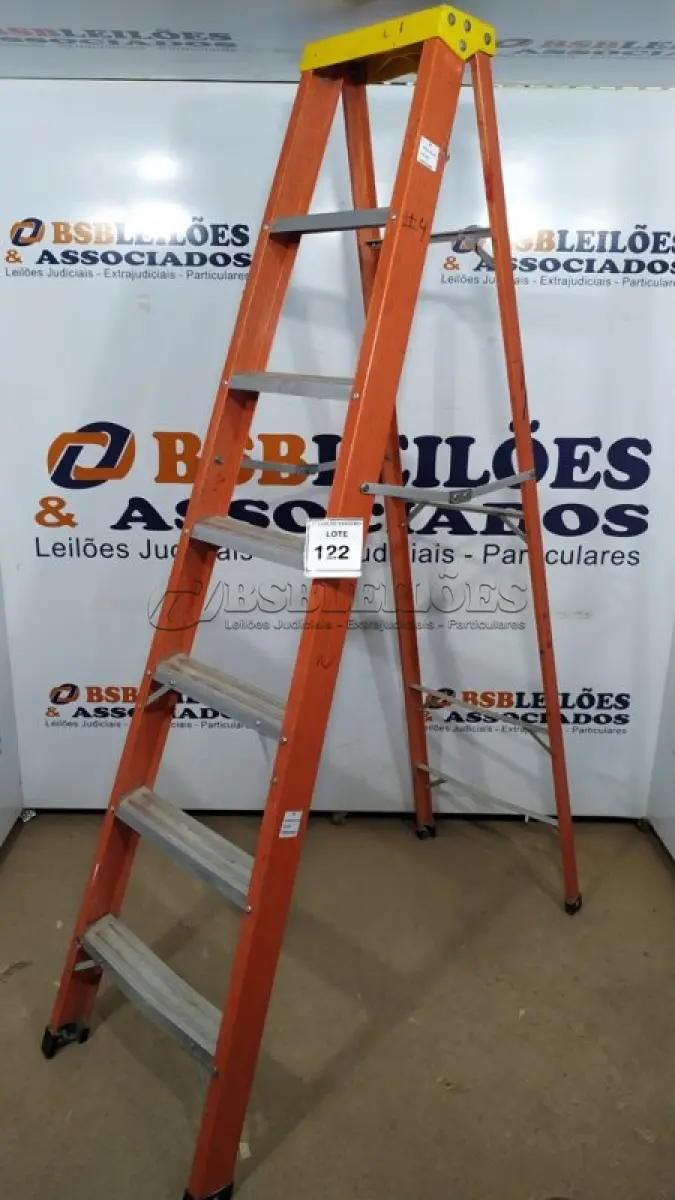 LOTE 122 - 01 ESCADA DE FIBRA COM 06 DEGRAUS DE ALUMÍNIO.  (NO ESTADO) ATENÇÃO! FAZER A VISITAÇÃO ANTES DE ARREMATAR, NÃO SABEMOS SE FUNCIONA. LEILÃO NÃO TEM GARANTIA E NEM DEVOLUÇÃO, SUJEITO A POSSÍVEIS AVARIAS VISÍVEIS/OCULTAS E/OU AUSÊNCIA DE COMPONENTES.