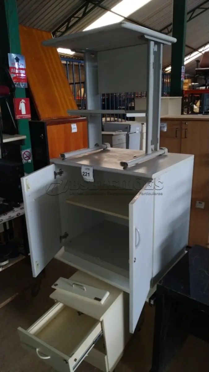 LOTE 221 - 01 ARMÁRIO BAIXO COM 02 PORTAS, 01 MESA PEQUENA COM ABERTURA CENTRAL NO TAMPO E 01 GAVETEIRO COM 03 GAVETAS.  (NO ESTADO) ATENÇÃO! FAZER A VISITAÇÃO ANTES DE ARREMATAR, NÃO SABEMOS SE FUNCIONA. LEILÃO NÃO TEM GARANTIA E NEM DEVOLUÇÃO, SUJEITO A POSSÍVEIS AVARIAS VISÍVEIS/OCULTAS E/OU AUSÊNCIA DE COMPONENTES.