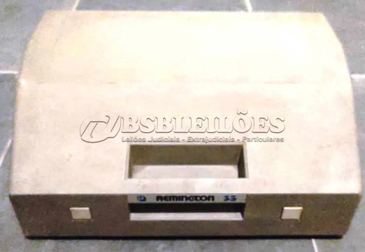 LOTE 444 - 01 MÁQUINA DE ESCREVER ANTIGA  REMINGTON 33. (NO ESTADO) ATENÇÃO! FAZER A VISITAÇÃO ANTES DE ARREMATAR, NÃO SABEMOS SE FUNCIONA, LEILÃO NÃO TEM GARANTIA E NEM DEVOLUÇÃO, SUJEITO A POSSÍVEIS AVARIAS VISÍVEIS/OCULTAS E/OU AUSÊNCIA DE COMPONENTES.