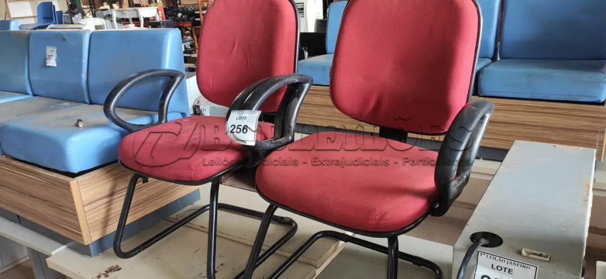 LOTE 256 - 02 CADEIRAS DE ESCRITÓRIO COM PÉS FIXOS NA COR VERMELHA.  (NO ESTADO) ATENÇÃO! FAZER A VISITAÇÃO ANTES DE ARREMATAR, NÃO SABEMOS SE FUNCIONA. LEILÃO NÃO TEM GARANTIA E NEM DEVOLUÇÃO, SUJEITO A POSSÍVEIS AVARIAS VISÍVEIS/OCULTAS E/OU AUSÊNCIA DE COMPONENTES.