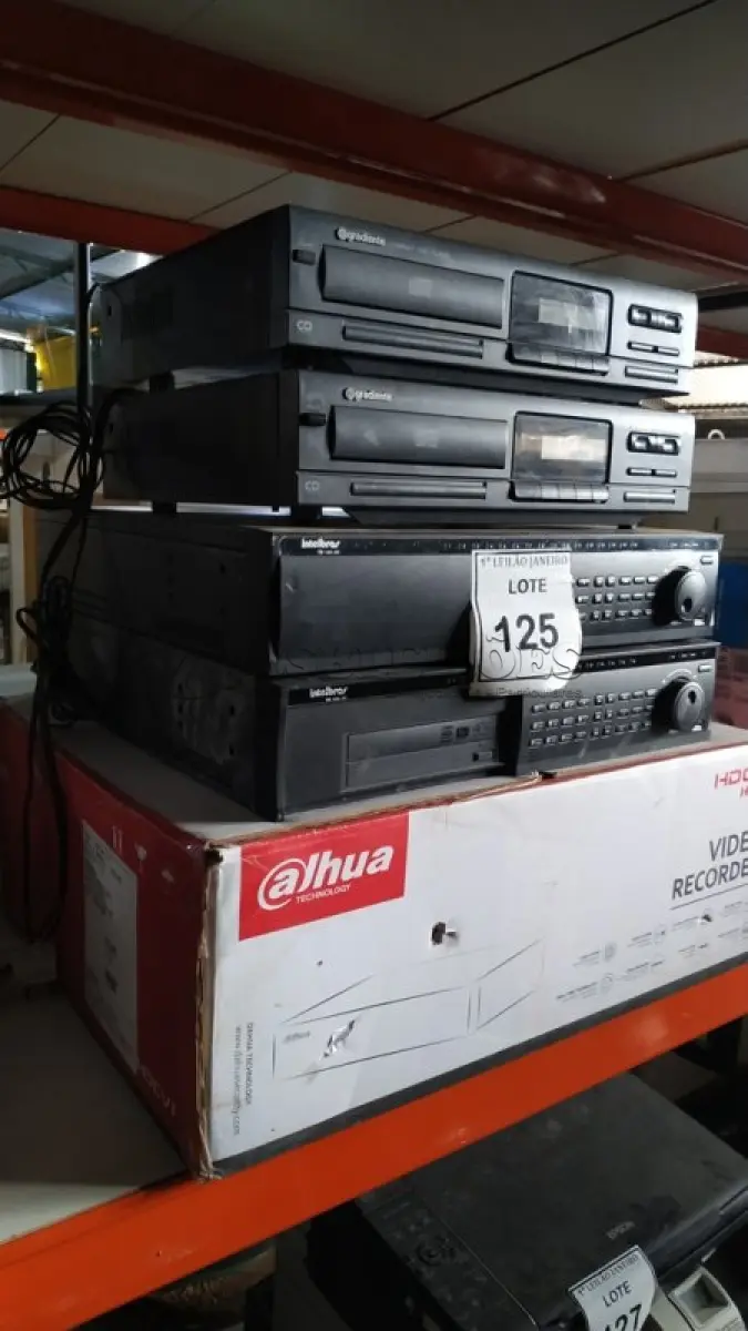 LOTE 125 - 02 DISC PLAYER E 03 DVRS MARCAS E MODELOS DIVERSOS.  (NO ESTADO) ATENÇÃO! FAZER A VISITAÇÃO ANTES DE ARREMATAR, NÃO SABEMOS SE FUNCIONA. LEILÃO NÃO TEM GARANTIA E NEM DEVOLUÇÃO, SUJEITO A POSSÍVEIS AVARIAS VISÍVEIS/OCULTAS E/OU AUSÊNCIA DE COMPONENTES.