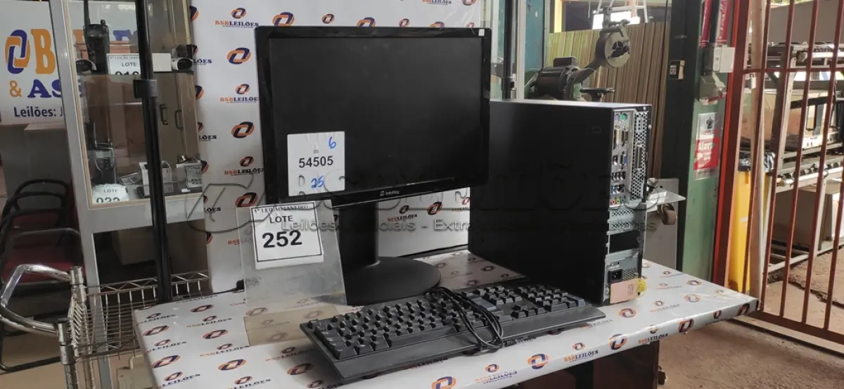 LOTE 252 - 01 CPU MARCA LENOVO, 01 MONITOR MARCA SAMSUNG E 01 TECLADO MARCA ITAUTEC.  (NO ESTADO) ATENÇÃO! FAZER A VISITAÇÃO ANTES DE ARREMATAR, NÃO SABEMOS SE FUNCIONA. LEILÃO NÃO TEM GARANTIA E NEM DEVOLUÇÃO, SUJEITO A POSSÍVEIS AVARIAS VISÍVEIS/OCULTAS E/OU AUSÊNCIA DE COMPONENTES.