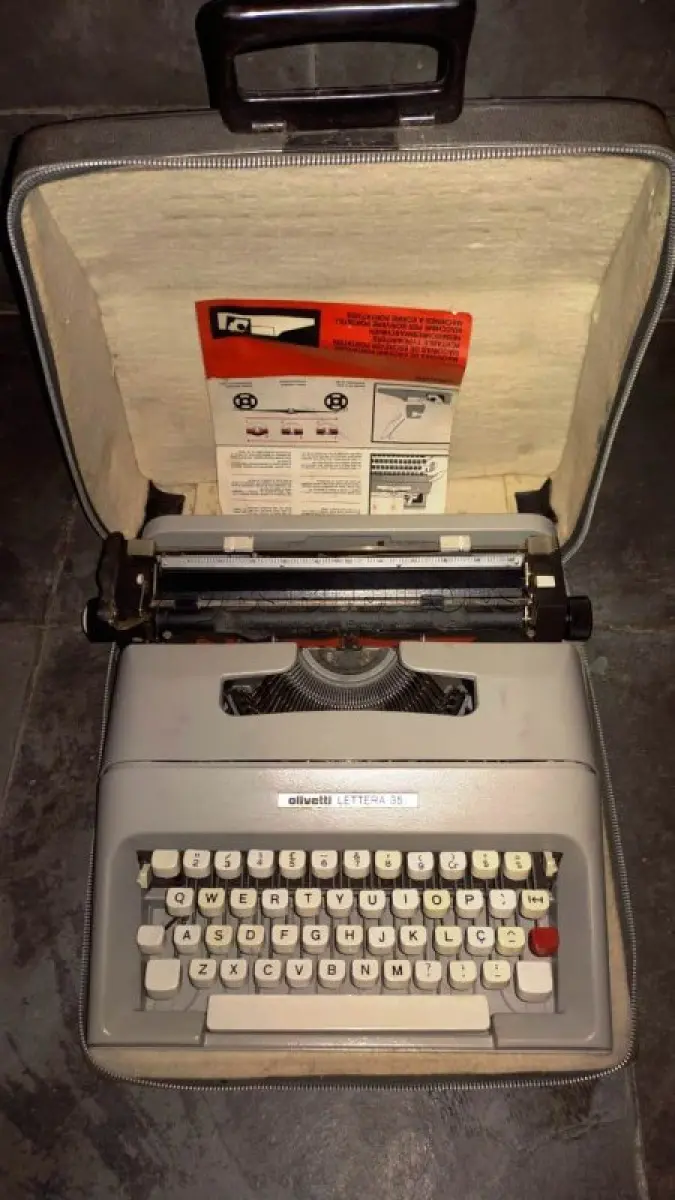 LOTE 442 - 01 MÁQUINA DE ESCREVER ANTIGA OLIVETT LETTERA 35. (NO ESTADO) ATENÇÃO! FAZER A VISITAÇÃO ANTES DE ARREMATAR, NÃO SABEMOS SE FUNCIONA, LEILÃO NÃO TEM GARANTIA E NEM DEVOLUÇÃO, SUJEITO A POSSÍVEIS AVARIAS VISÍVEIS/OCULTAS E/OU AUSÊNCIA DE COMPONENTES.