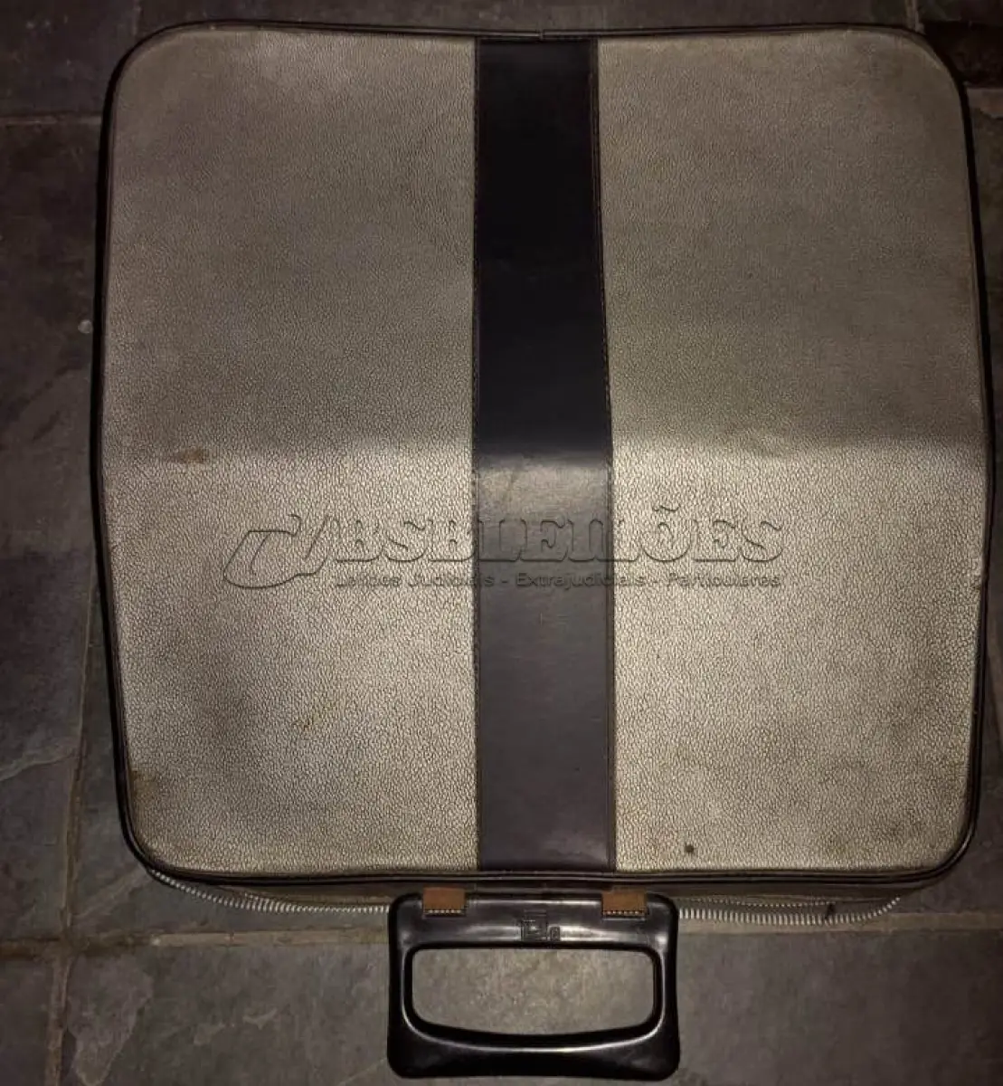 LOTE 441 - 01 MÁQUINA DE ESCREVER ANTIGA OLIVETT LETTERA 35. (NO ESTADO) ATENÇÃO! FAZER A VISITAÇÃO ANTES DE ARREMATAR, NÃO SABEMOS SE FUNCIONA, LEILÃO NÃO TEM GARANTIA E NEM DEVOLUÇÃO, SUJEITO A POSSÍVEIS AVARIAS VISÍVEIS/OCULTAS E/OU AUSÊNCIA DE COMPONENTES.