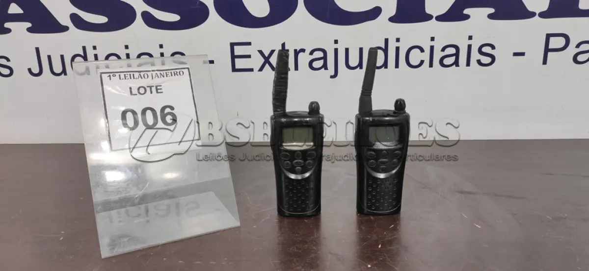 LOTE 006 - 02 RÁDIOS COMUNICADORES SEM CARREGADOR MARCA MOTOROLA.  (NO ESTADO) ATENÇÃO! FAZER A VISITAÇÃO ANTES DE ARREMATAR, NÃO SABEMOS SE FUNCIONA. LEILÃO NÃO TEM GARANTIA E NEM DEVOLUÇÃO, SUJEITO A POSSÍVEIS AVARIAS VISÍVEIS/OCULTAS E/OU AUSÊNCIA DE COMPONENTES.