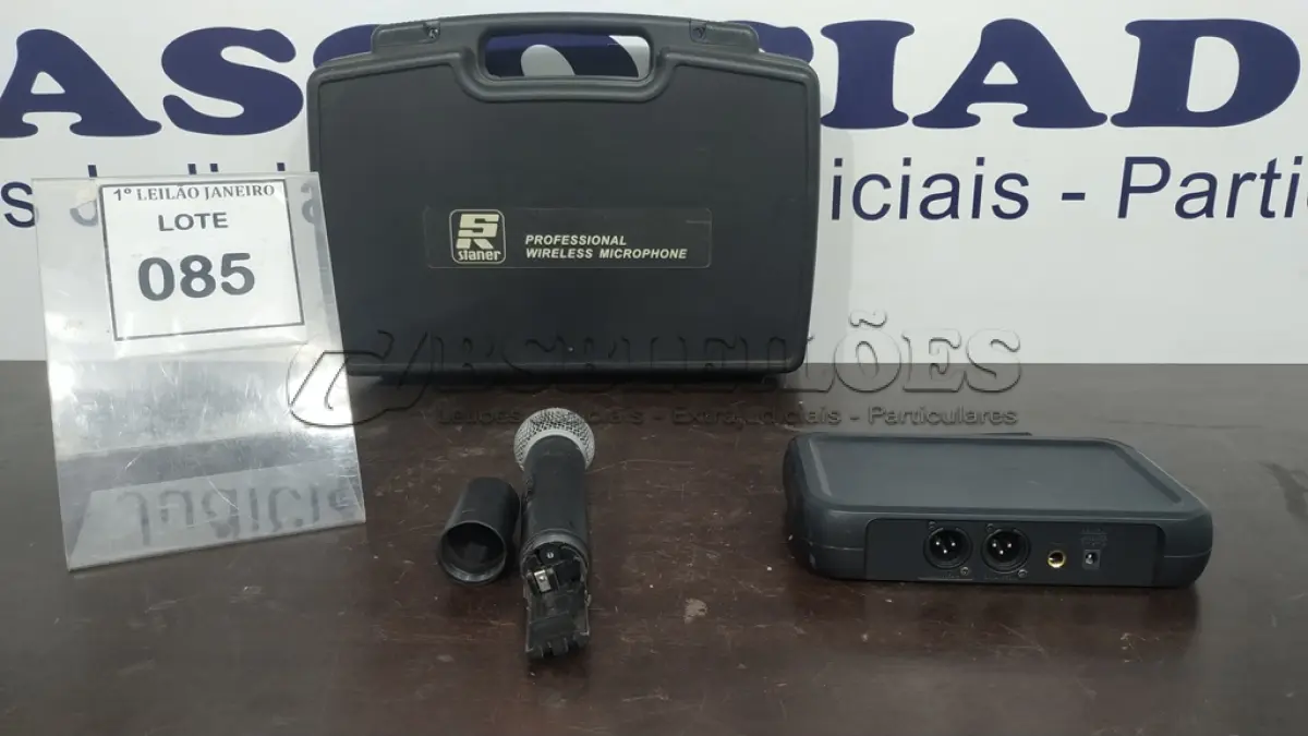 LOTE 085 - 01 CASE COM 01 MICROFONE E 01 RECEPTOR.  (NO ESTADO) ATENÇÃO! FAZER A VISITAÇÃO ANTES DE ARREMATAR, NÃO SABEMOS SE FUNCIONA. LEILÃO NÃO TEM GARANTIA E NEM DEVOLUÇÃO, SUJEITO A POSSÍVEIS AVARIAS VISÍVEIS/OCULTAS E/OU AUSÊNCIA DE COMPONENTES.