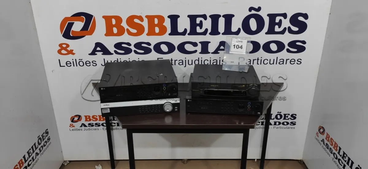 LOTE 104 - 04 DVRS DE MARCAS E MODELOS DIVERSOS.  (NO ESTADO) ATENÇÃO! FAZER A VISITAÇÃO ANTES DE ARREMATAR, NÃO SABEMOS SE FUNCIONA. LEILÃO NÃO TEM GARANTIA E NEM DEVOLUÇÃO, SUJEITO A POSSÍVEIS AVARIAS VISÍVEIS/OCULTAS E/OU AUSÊNCIA DE COMPONENTES.