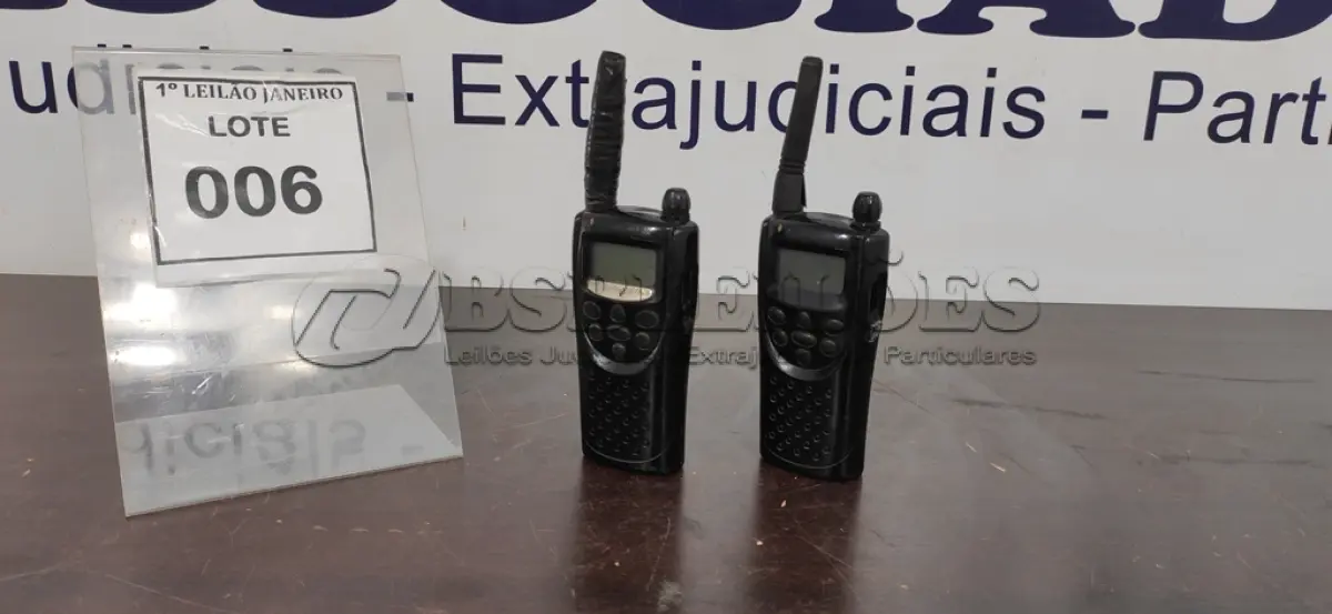 LOTE 006 - 02 RÁDIOS COMUNICADORES SEM CARREGADOR MARCA MOTOROLA.  (NO ESTADO) ATENÇÃO! FAZER A VISITAÇÃO ANTES DE ARREMATAR, NÃO SABEMOS SE FUNCIONA. LEILÃO NÃO TEM GARANTIA E NEM DEVOLUÇÃO, SUJEITO A POSSÍVEIS AVARIAS VISÍVEIS/OCULTAS E/OU AUSÊNCIA DE COMPONENTES.