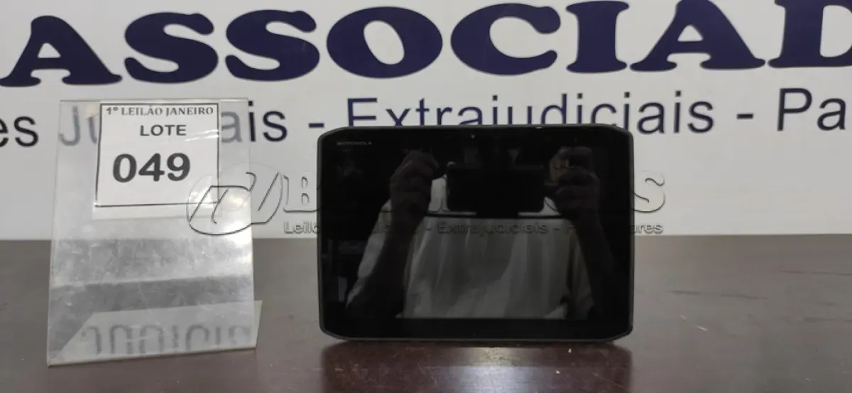 LOTE 049 - 01 TABLET SEM CARREGADOR MARCA MOTOROLA.  (NO ESTADO) ATENÇÃO! FAZER A VISITAÇÃO ANTES DE ARREMATAR, NÃO SABEMOS SE FUNCIONA. LEILÃO NÃO TEM GARANTIA E NEM DEVOLUÇÃO, SUJEITO A POSSÍVEIS AVARIAS VISÍVEIS/OCULTAS E/OU AUSÊNCIA DE COMPONENTES.