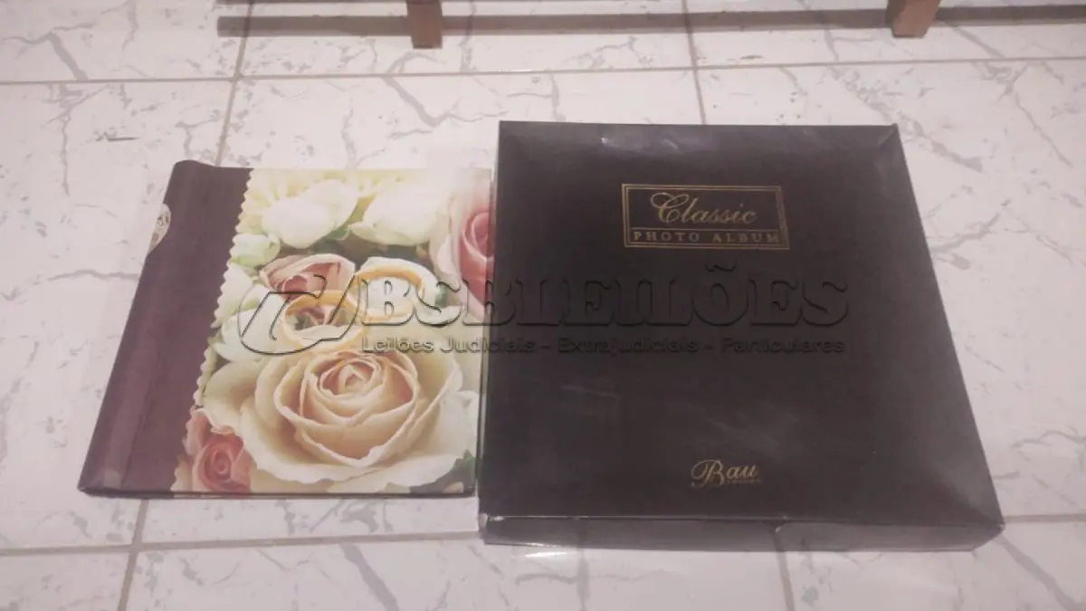 LOTE 511 - 01 ÁLBUM DE FOTOGRAFIA MAM BABY BY FRANCE. (NO ESTADO) ATENÇÃO! FAZER A VISITAÇÃO ANTES DE ARREMATAR, NÃO SABEMOS SE FUNCIONA, LEILÃO NÃO TEM GARANTIA E NEM DEVOLUÇÃO, SUJEITO A POSSÍVEIS AVARIAS VISÍVEIS/OCULTAS E/OU AUSÊNCIA DE COMPONENTES.
