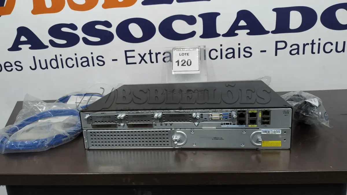 LOTE 120 - 01 ROTEADOR MARCA CISCO.  (NO ESTADO) ATENÇÃO! FAZER A VISITAÇÃO ANTES DE ARREMATAR, NÃO SABEMOS SE FUNCIONA. LEILÃO NÃO TEM GARANTIA E NEM DEVOLUÇÃO, SUJEITO A POSSÍVEIS AVARIAS VISÍVEIS/OCULTAS E/OU AUSÊNCIA DE COMPONENTES.