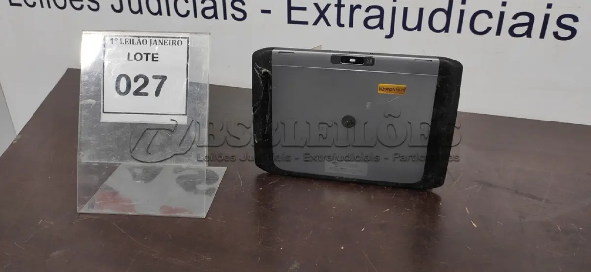 LOTE 027 - 01 TABLET SEM CARREGADOR MARCA MOTOROLA.  (NO ESTADO) ATENÇÃO! FAZER A VISITAÇÃO ANTES DE ARREMATAR, NÃO SABEMOS SE FUNCIONA. LEILÃO NÃO TEM GARANTIA E NEM DEVOLUÇÃO, SUJEITO A POSSÍVEIS AVARIAS VISÍVEIS/OCULTAS E/OU AUSÊNCIA DE COMPONENTES.
