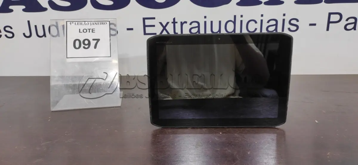 LOTE 097 - 01 TABLET SEM CARREGADOR MARCA MOTOROLA.  (NO ESTADO) ATENÇÃO! FAZER A VISITAÇÃO ANTES DE ARREMATAR, NÃO SABEMOS SE FUNCIONA. LEILÃO NÃO TEM GARANTIA E NEM DEVOLUÇÃO, SUJEITO A POSSÍVEIS AVARIAS VISÍVEIS/OCULTAS E/OU AUSÊNCIA DE COMPONENTES.