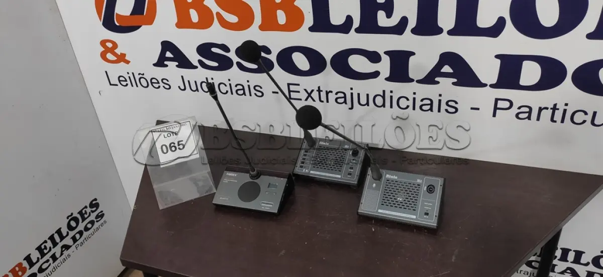 LOTE 065 - 03 MICROFONES DE MESA MARCAS RIOLE E TAIDEN.  (NO ESTADO) ATENÇÃO! FAZER A VISITAÇÃO ANTES DE ARREMATAR, NÃO SABEMOS SE FUNCIONA. LEILÃO NÃO TEM GARANTIA E NEM DEVOLUÇÃO, SUJEITO A POSSÍVEIS AVARIAS VISÍVEIS/OCULTAS E/OU AUSÊNCIA DE COMPONENTES.