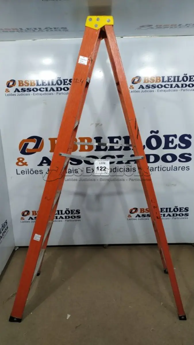 LOTE 122 - 01 ESCADA DE FIBRA COM 06 DEGRAUS DE ALUMÍNIO.  (NO ESTADO) ATENÇÃO! FAZER A VISITAÇÃO ANTES DE ARREMATAR, NÃO SABEMOS SE FUNCIONA. LEILÃO NÃO TEM GARANTIA E NEM DEVOLUÇÃO, SUJEITO A POSSÍVEIS AVARIAS VISÍVEIS/OCULTAS E/OU AUSÊNCIA DE COMPONENTES.