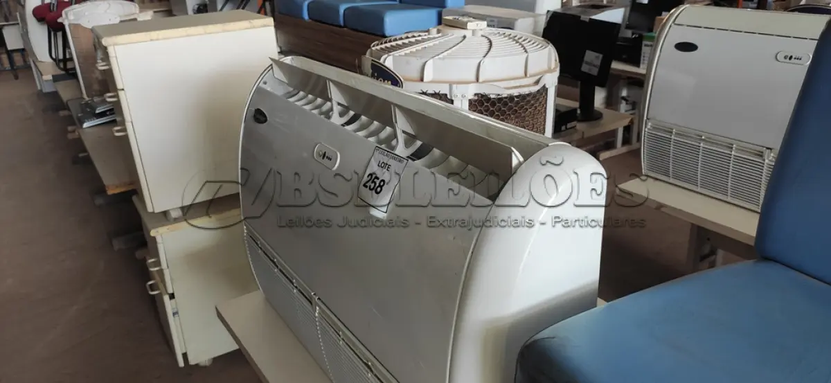 LOTE 258 - 01 AR CONDICIONADO MARCA CARRIER.  (NO ESTADO) ATENÇÃO! FAZER A VISITAÇÃO ANTES DE ARREMATAR, NÃO SABEMOS SE FUNCIONA. LEILÃO NÃO TEM GARANTIA E NEM DEVOLUÇÃO, SUJEITO A POSSÍVEIS AVARIAS VISÍVEIS/OCULTAS E/OU AUSÊNCIA DE COMPONENTES.