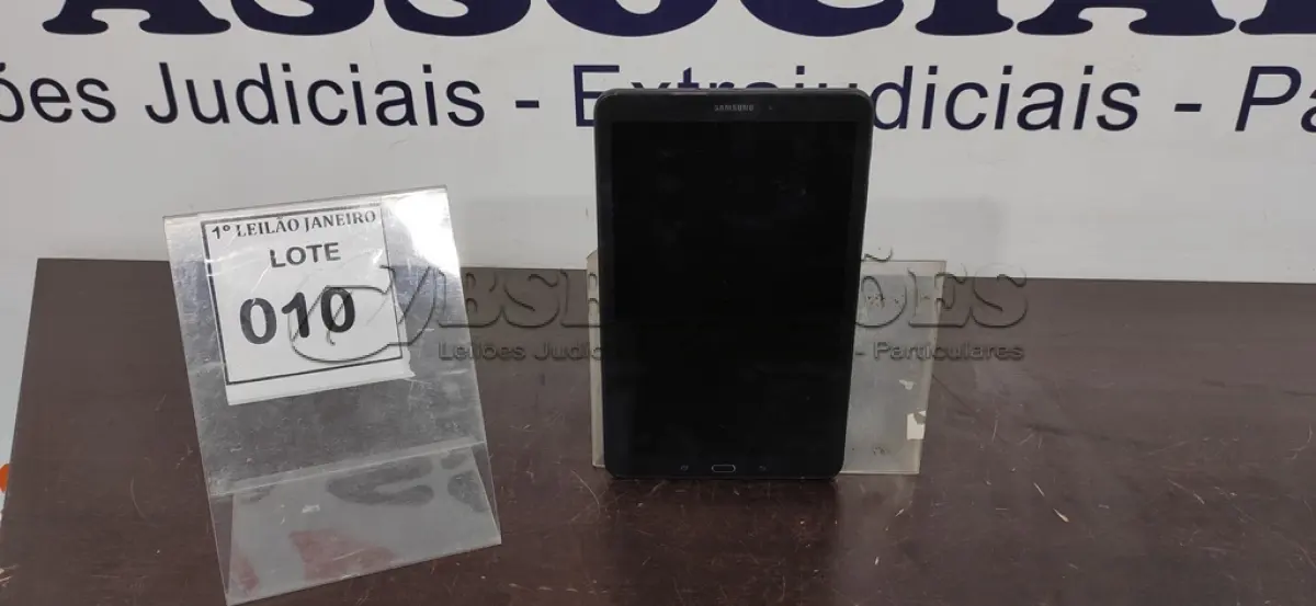 LOTE 010 - 01 TABLET SEM CARREGADOR MARCA SAMSUNG.  (NO ESTADO) ATENÇÃO! FAZER A VISITAÇÃO ANTES DE ARREMATAR, NÃO SABEMOS SE FUNCIONA. LEILÃO NÃO TEM GARANTIA E NEM DEVOLUÇÃO, SUJEITO A POSSÍVEIS AVARIAS VISÍVEIS/OCULTAS E/OU AUSÊNCIA DE COMPONENTES.