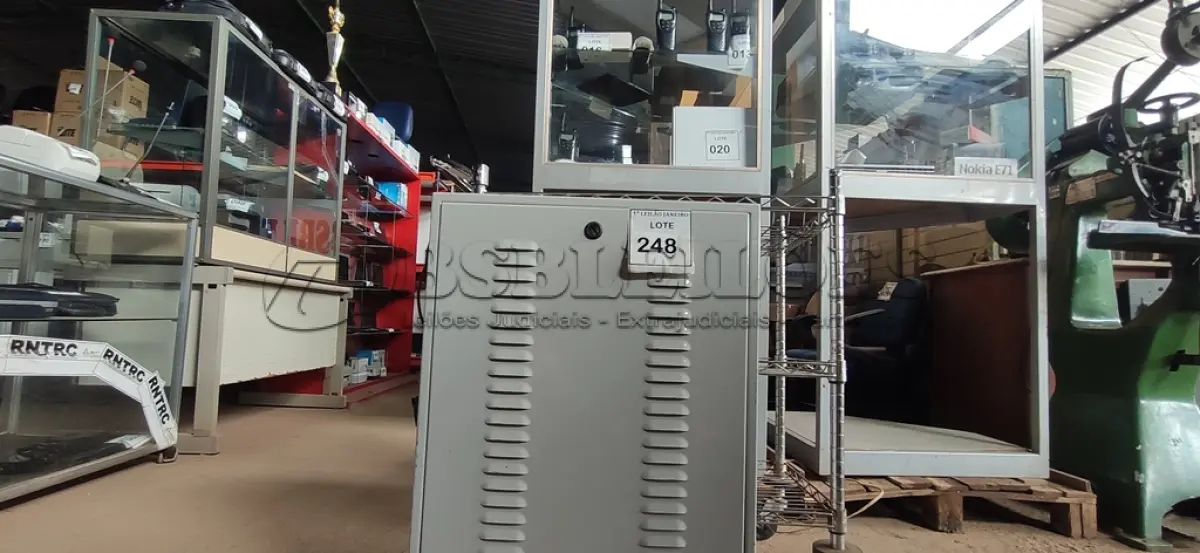 LOTE 248 - 01 BANCO DE BATERIAS COM 06 BATERIAS.  (NO ESTADO) ATENÇÃO! FAZER A VISITAÇÃO ANTES DE ARREMATAR, NÃO SABEMOS SE FUNCIONA. LEILÃO NÃO TEM GARANTIA E NEM DEVOLUÇÃO, SUJEITO A POSSÍVEIS AVARIAS VISÍVEIS/OCULTAS E/OU AUSÊNCIA DE COMPONENTES.