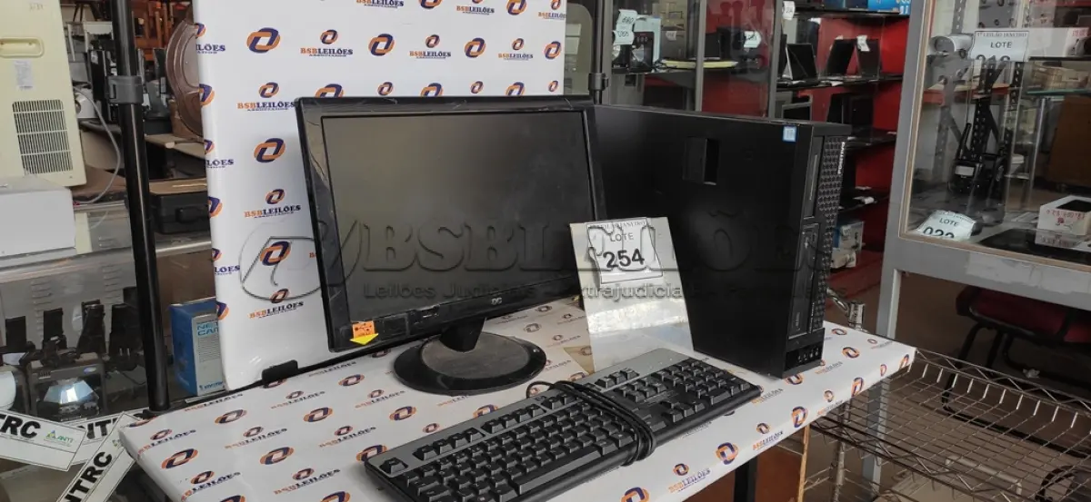 LOTE 254 - 01 CPU MARCA POSITIVO, 01 MONITOR MARCA AOC E 01 TECLADO MARCA HP.  (NO ESTADO) ATENÇÃO! FAZER A VISITAÇÃO ANTES DE ARREMATAR, NÃO SABEMOS SE FUNCIONA. LEILÃO NÃO TEM GARANTIA E NEM DEVOLUÇÃO, SUJEITO A POSSÍVEIS AVARIAS VISÍVEIS/OCULTAS E/OU AUSÊNCIA DE COMPONENTES.