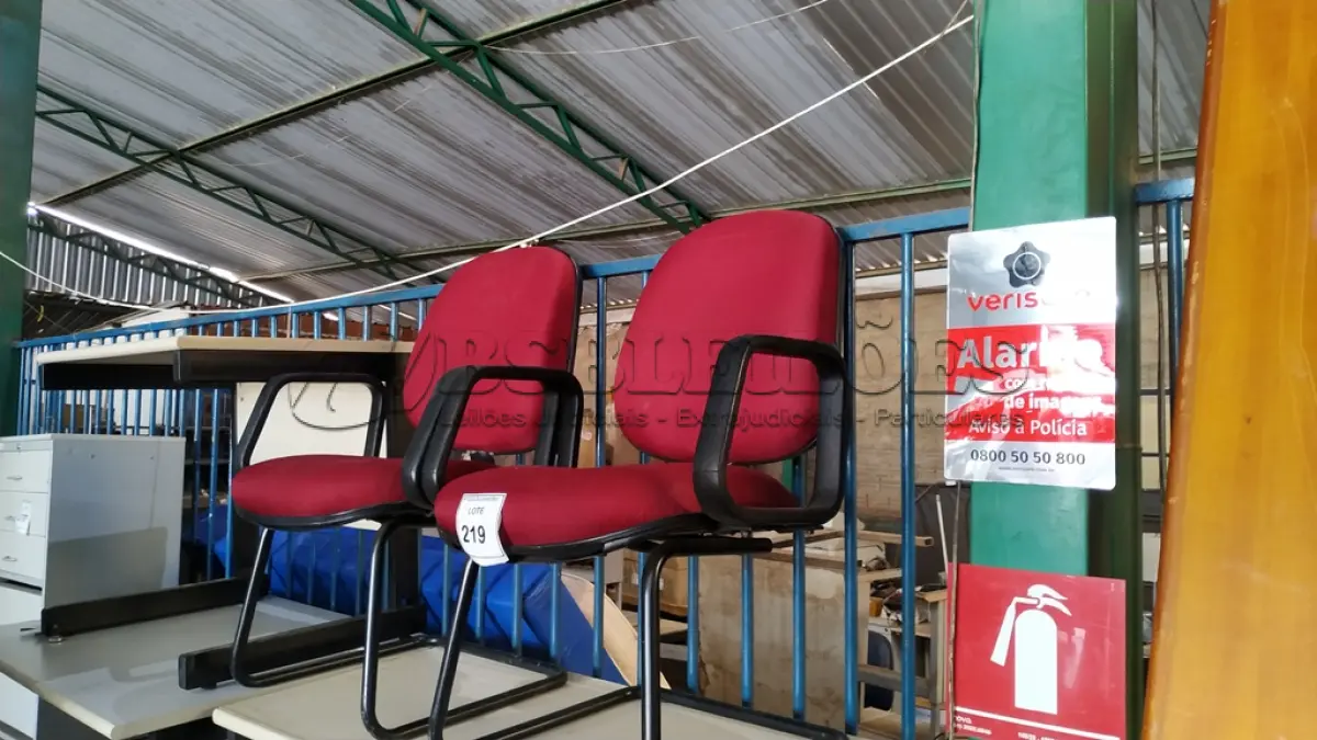 LOTE 219 - 02 CADEIRAS DE ESCRITÓRIO COM PÉS FIXOS NA COR VERMELHA.  (NO ESTADO) ATENÇÃO! FAZER A VISITAÇÃO ANTES DE ARREMATAR, NÃO SABEMOS SE FUNCIONA. LEILÃO NÃO TEM GARANTIA E NEM DEVOLUÇÃO, SUJEITO A POSSÍVEIS AVARIAS VISÍVEIS/OCULTAS E/OU AUSÊNCIA DE COMPONENTES.