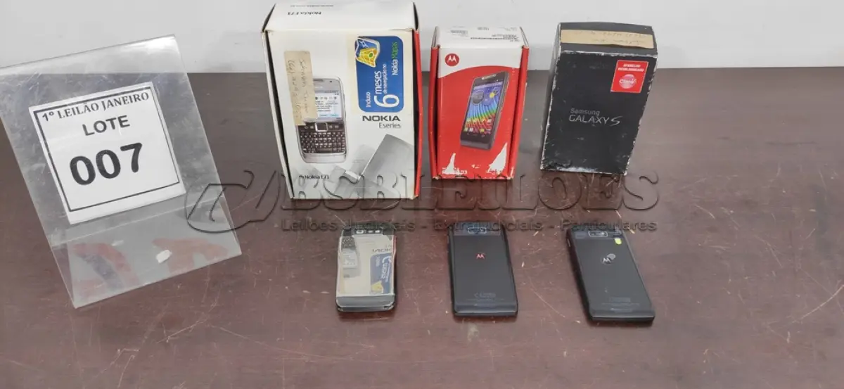 LOTE 007 - 03 CELULARES DE MARCAS E MODELOS DIVERSOS.  (NO ESTADO) ATENÇÃO! FAZER A VISITAÇÃO ANTES DE ARREMATAR, NÃO SABEMOS SE FUNCIONA. LEILÃO NÃO TEM GARANTIA E NEM DEVOLUÇÃO, SUJEITO A POSSÍVEIS AVARIAS VISÍVEIS/OCULTAS E/OU AUSÊNCIA DE COMPONENTES.